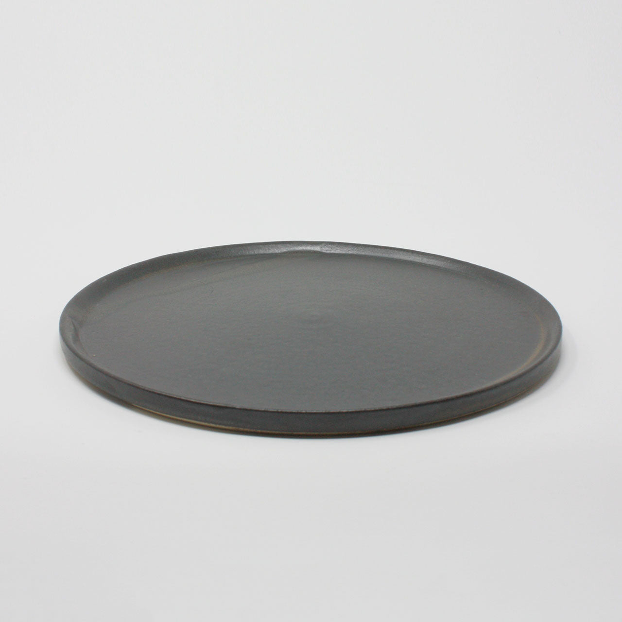 Teller Eva aus handgedrehter Keramik von Raumgestalt, schwarz glasiert, Größe M