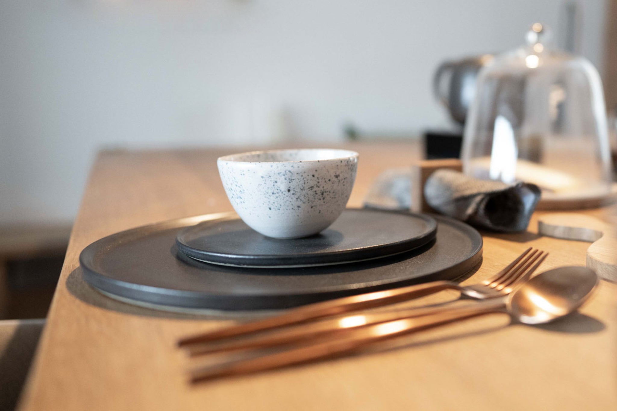 Teller und Tasse Eva aus handgedrehter Keramik von Raumgestalt