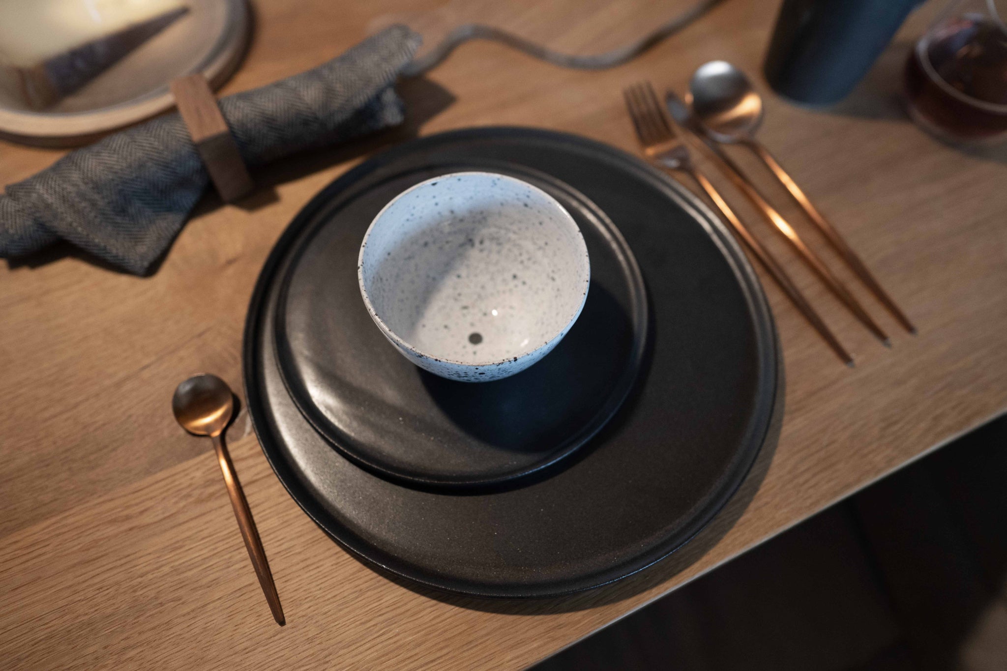 Teller und Tasse Eva aus handgedrehter Keramik von Raumgestalt