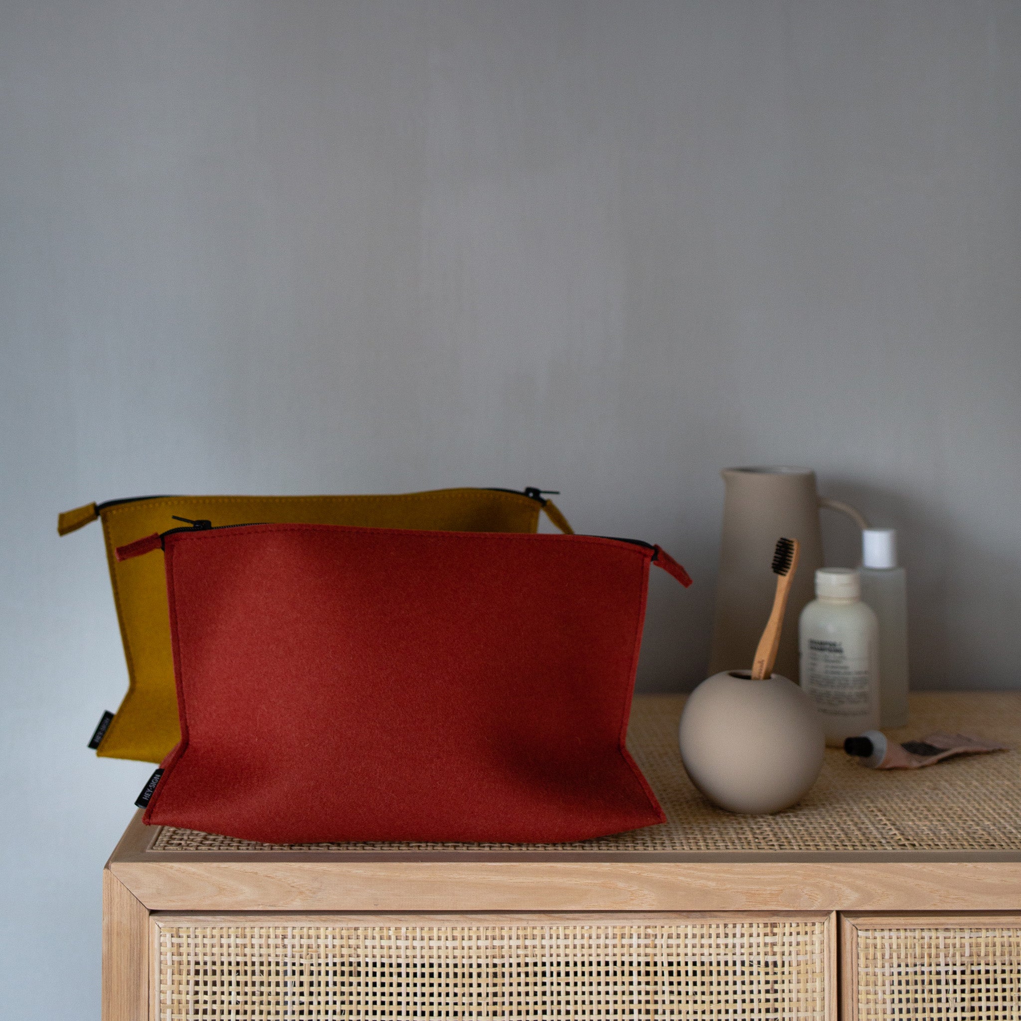 Hey-Sign Kulturtasche Lotte aus Wollfilz im Bad