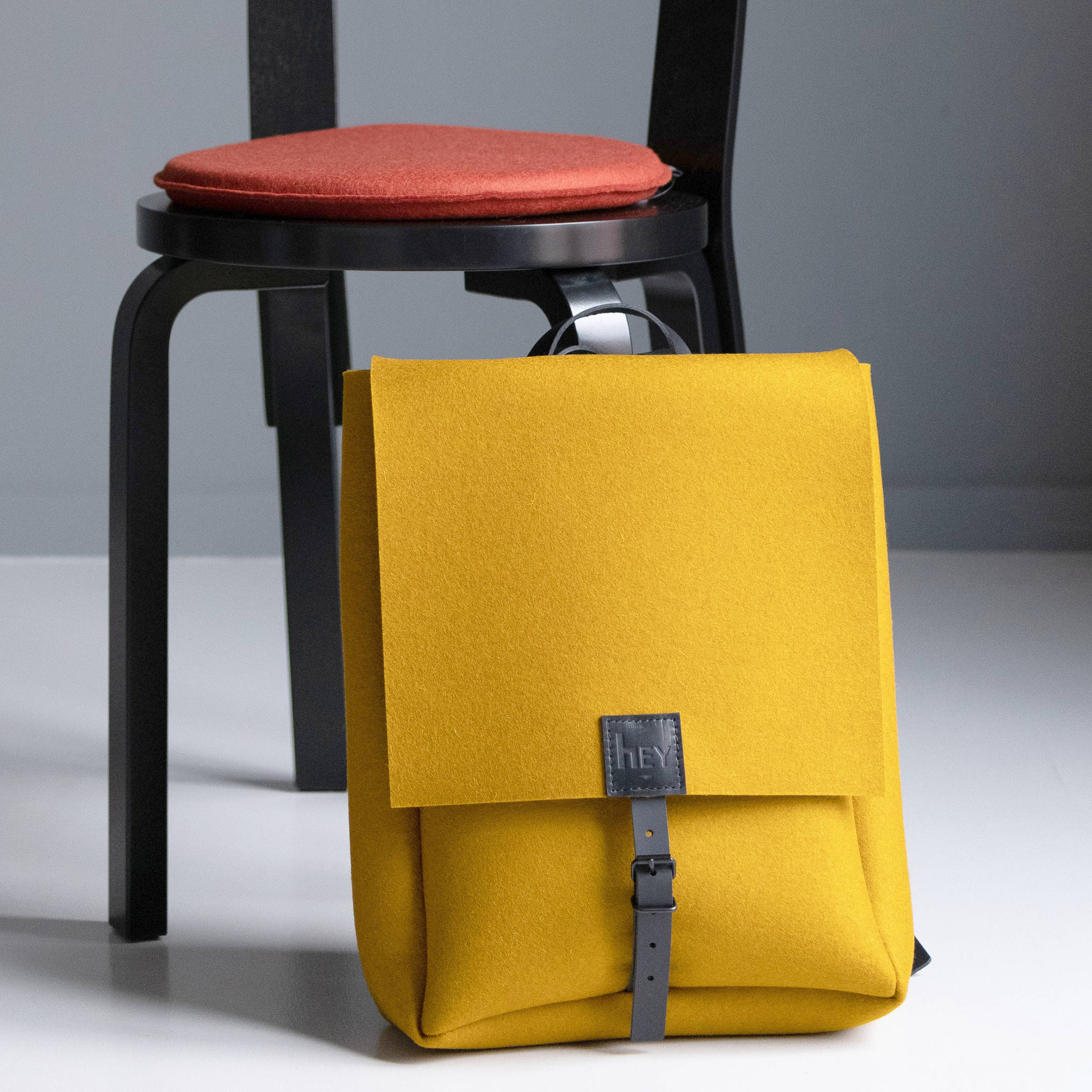 Hey-Sign Rucksack Toni aus Wollfilz mit Lederschnallen in der Farbe Curry