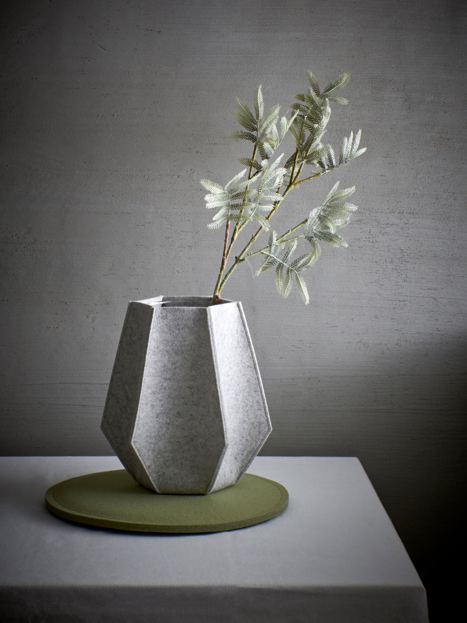 Vase Leya von HEY-SIGN aus Wollfilz mit Glaseinsatz