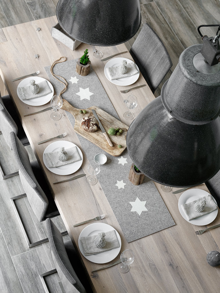 Hey-Sign weihnachtlicher Tischläufer mit ausgestanzten Sternen auf 100 % Wollfilz
