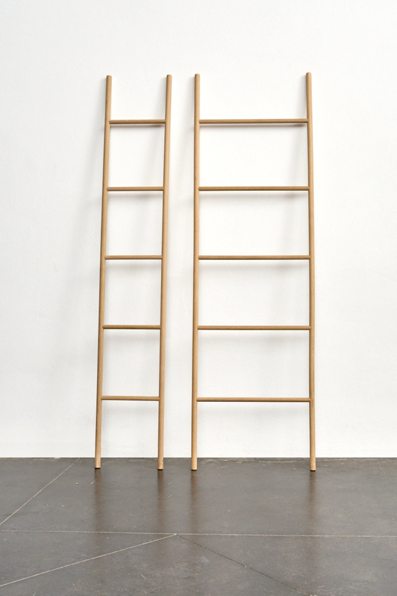 Garderobe Leiter aus Holz von Raumgestalt