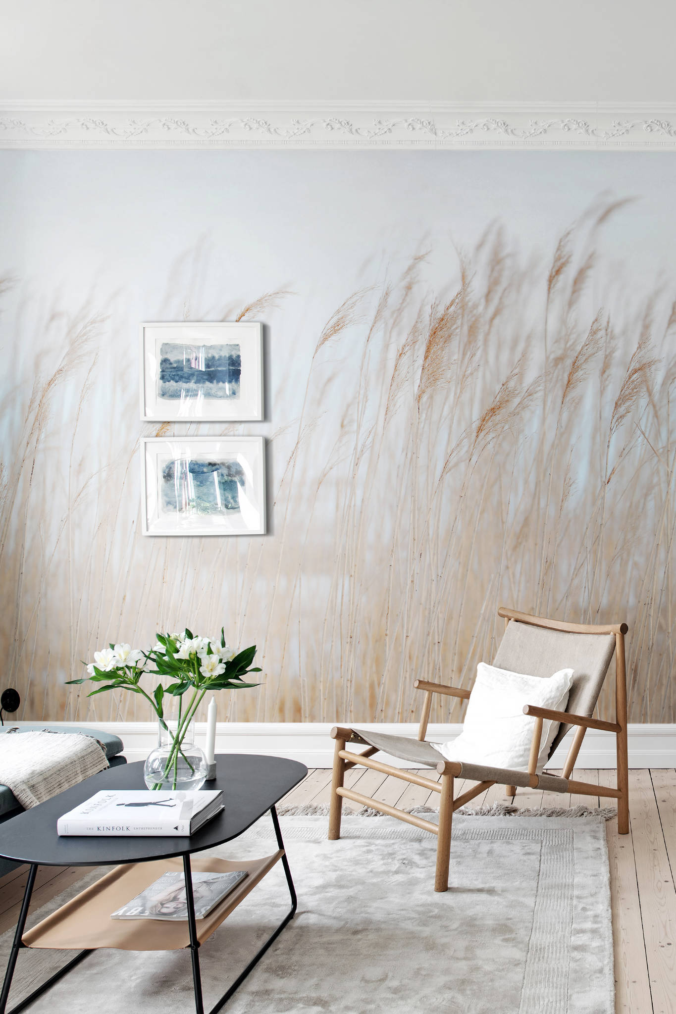 Tapete Motiv Swaying Reef von Rebel Walls mit Schilfhalmen am Strand als Wanddekoration in einem Wohnzimmer im skandinavischen Stil