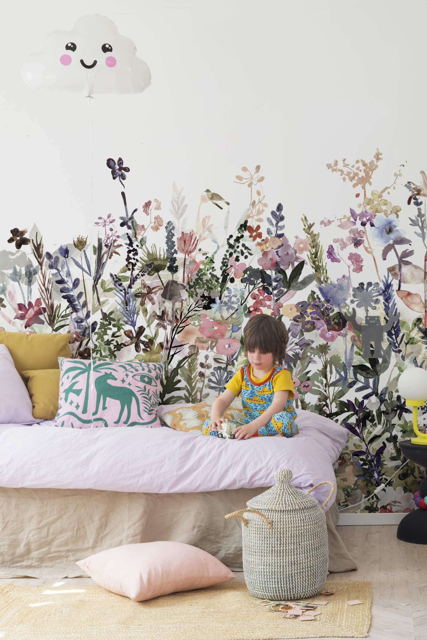 Rebel Walls Tapete May Meadow zeigt eine Blumenwiese in bunten Farben im Kinderzimmer
