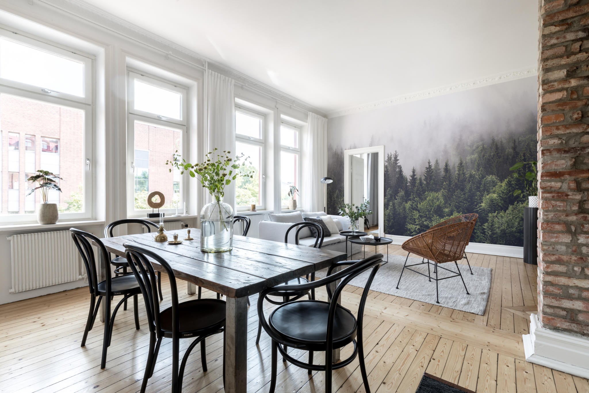 Rebel Walls Tapete Misty Fir Forest im Wohn-Essbereich