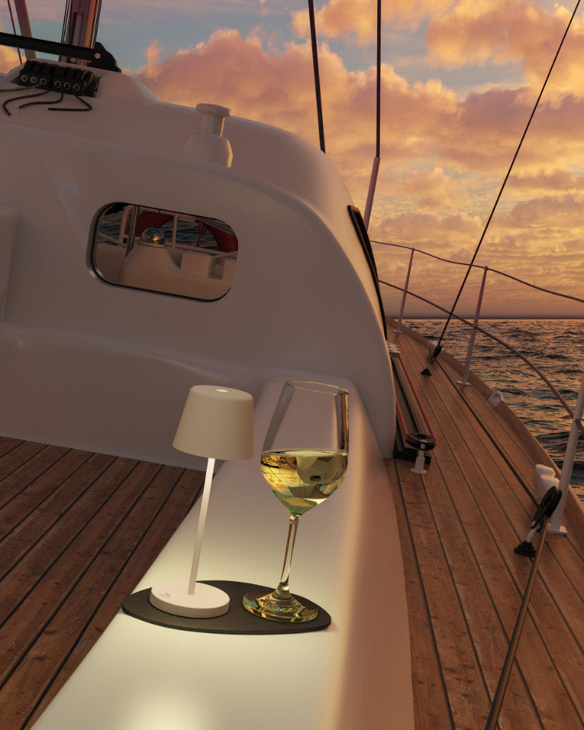 Akkutischleuchte Monaco von Sliwy & Sompex auf dem Boot - magnetisch, dimmbar, mit magnetischem Nano-Gel-Pad