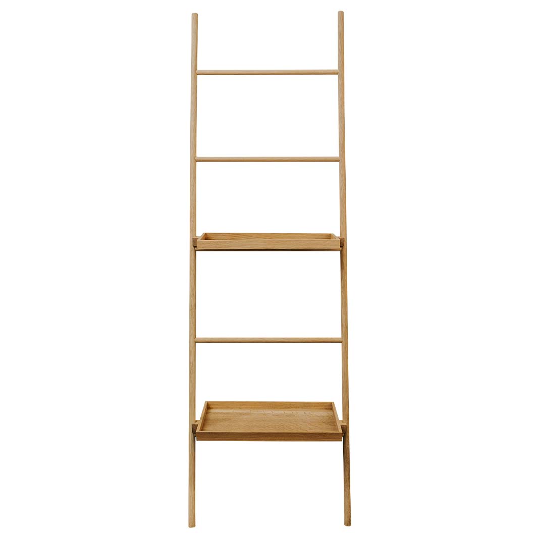 Schmale Leiter aus Eiche mit eingehängten Tabletts, Raumgestalt