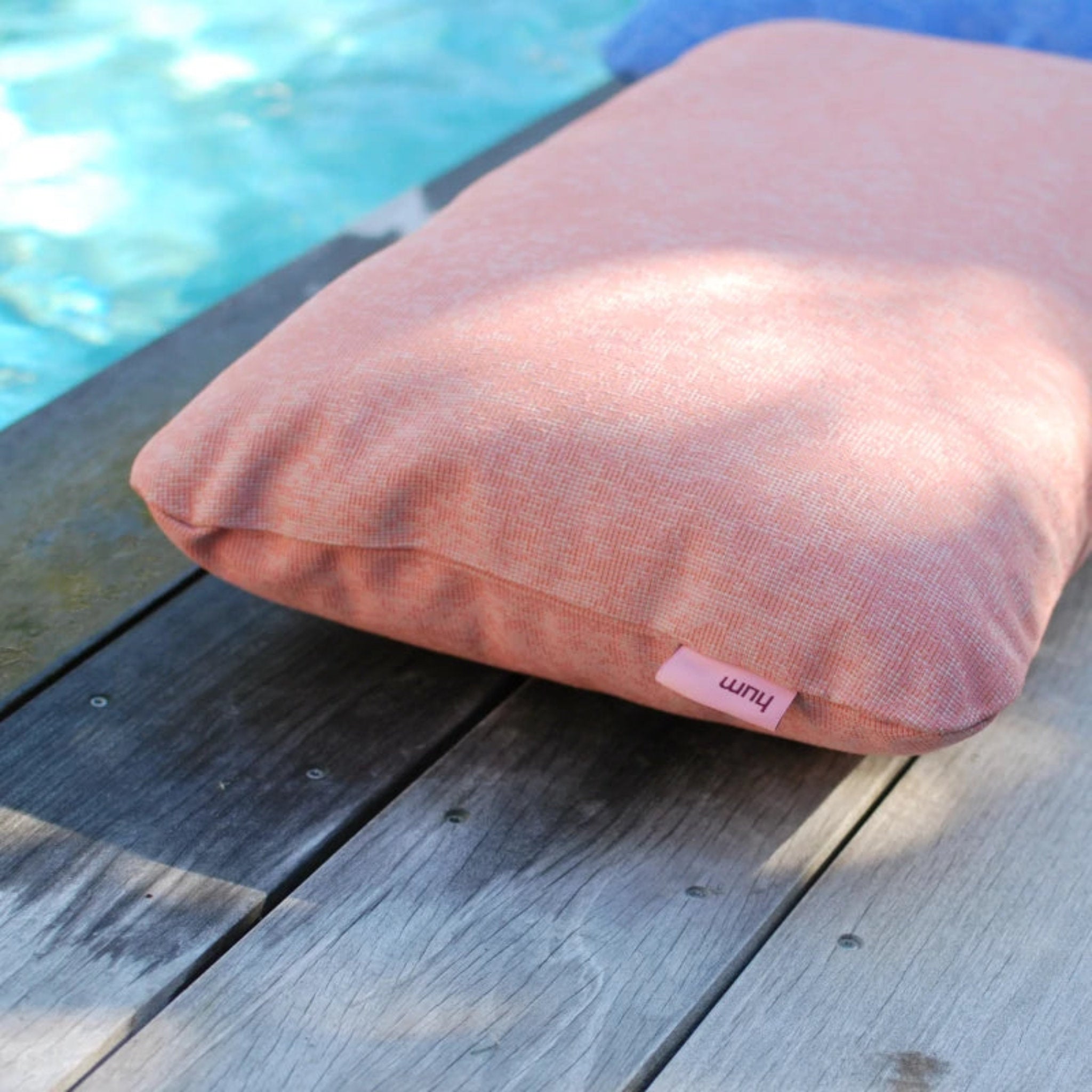 Hum Outdoorkissen Größe S 30 x 50 cm in der Farbe Koralle