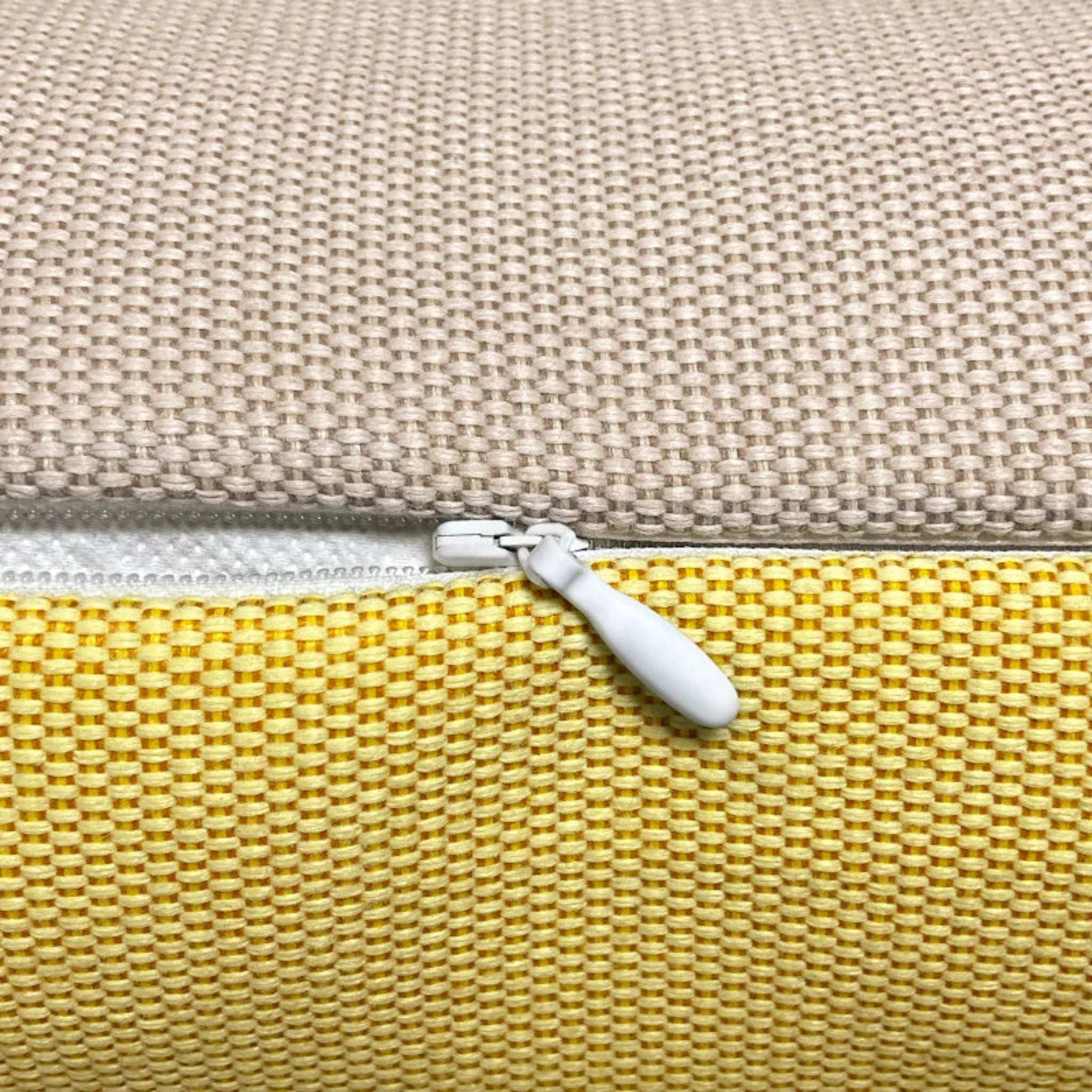 zweifarbiges Hum Outdoor Kissen in den Farben Sonne und Sand mit verdecktem Reißverschluss