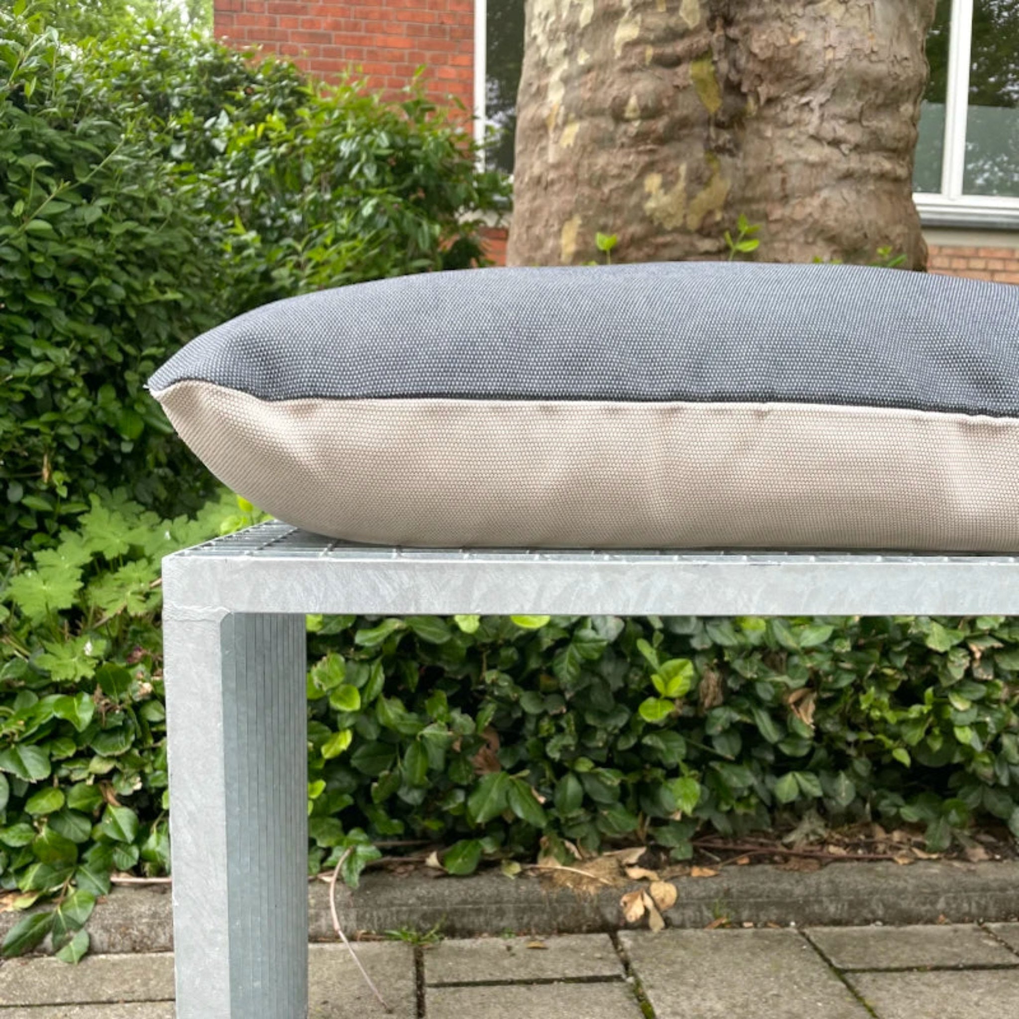 Zweifarbiges quadratisches Hum Outdoor Kissen Größe L in den Farben Stahl und Sand