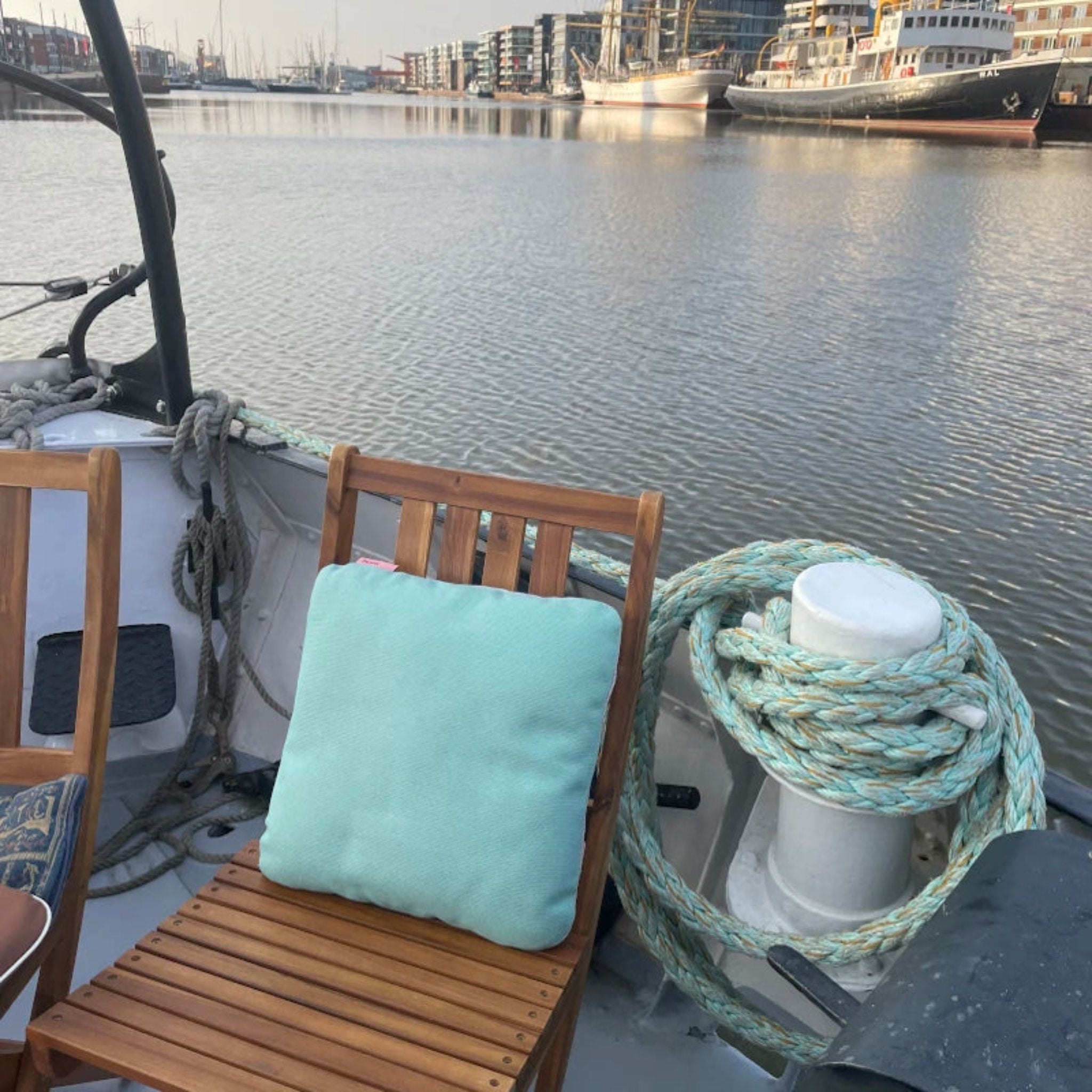 Zweifarbiges quadratisches Hum Outdoor Kissen Größe S in den Farben Türkis und Kreide