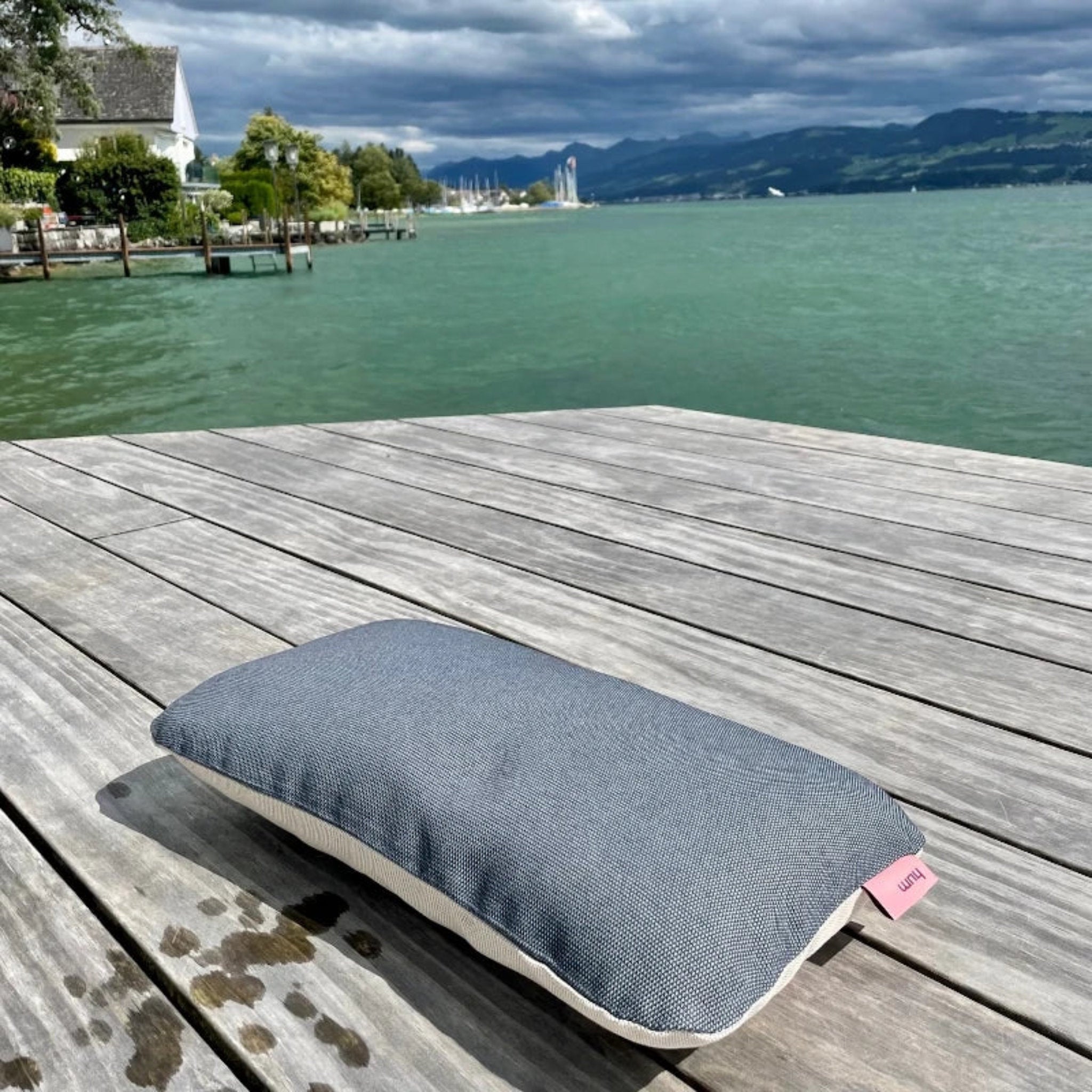 Zweifarbiges Hum Outdoor Kissen S in den Farben Stahl und Sand