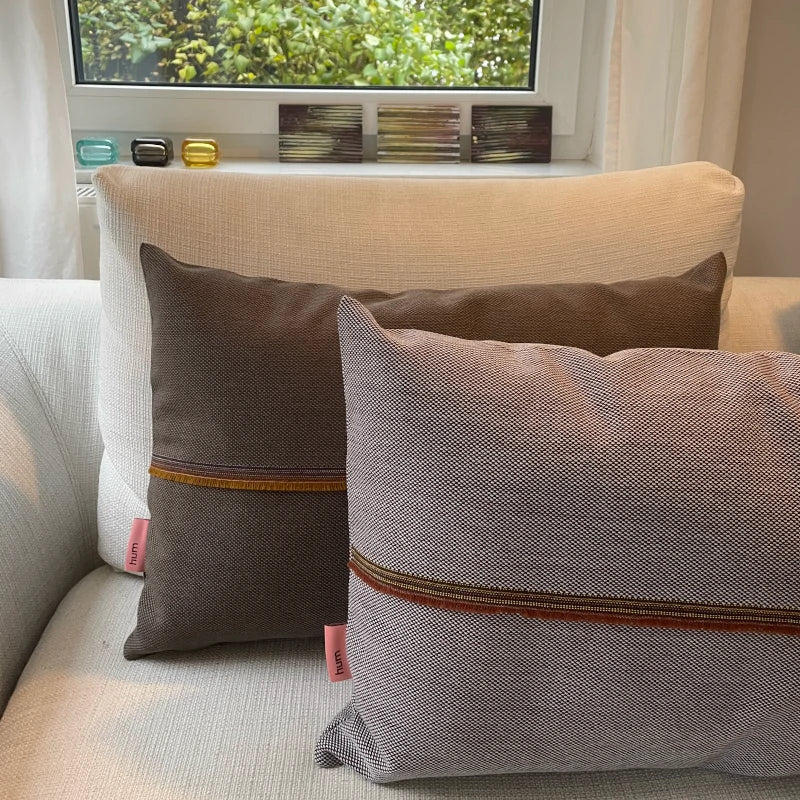 Kissen Bart von Hum mit Webkante, Farben Kastanie und Olive