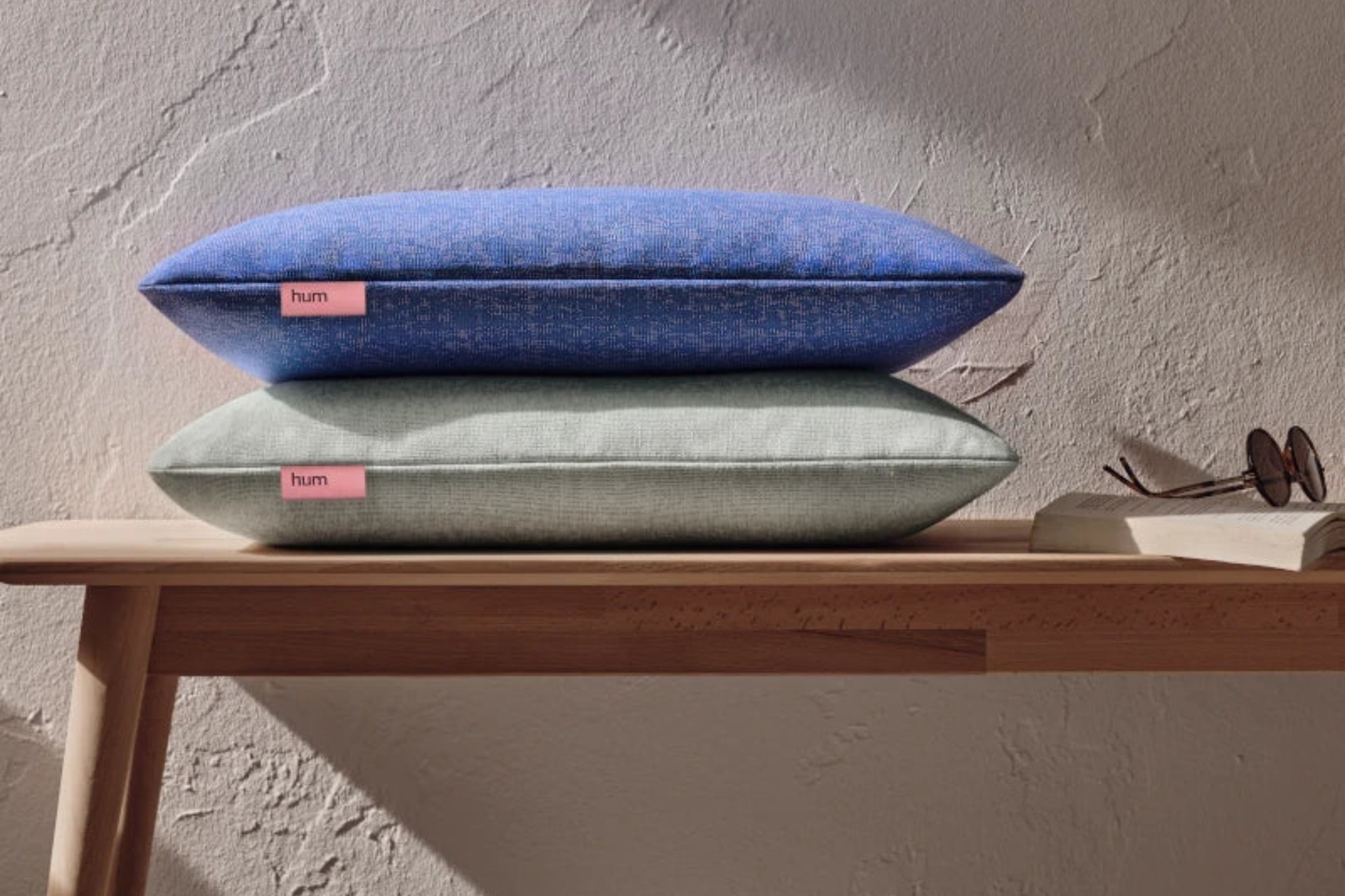 Quadratische Hum Outdoor Kissen Größe L in den Farben Kornblume und Lagune