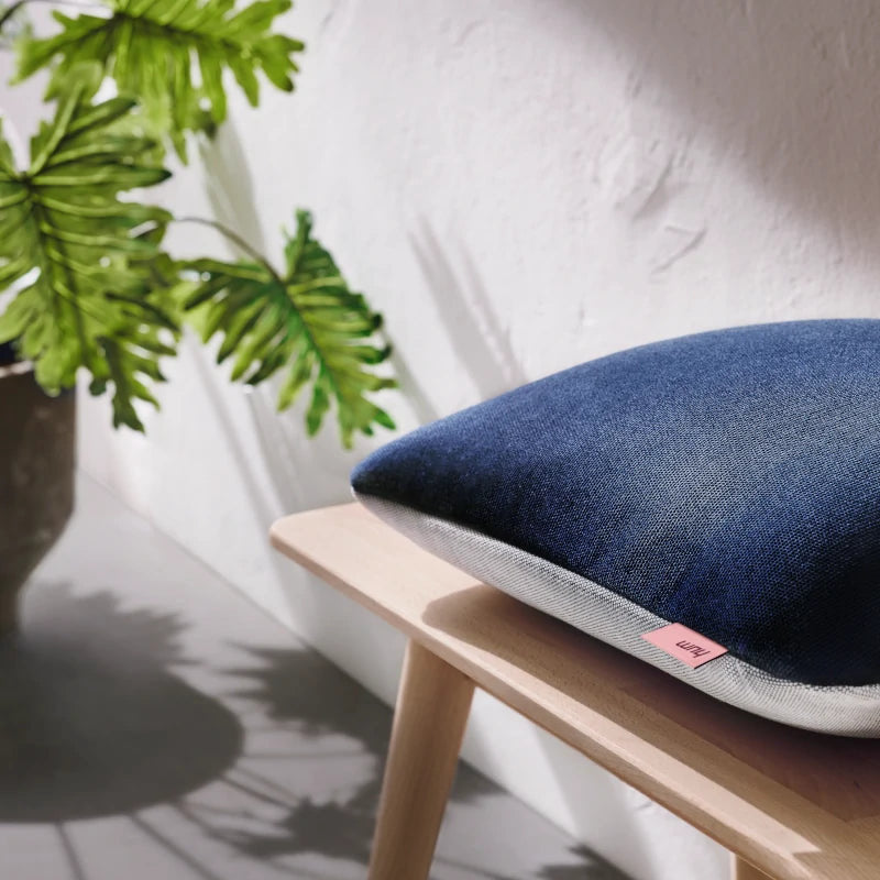 Quadratisches Hum Outdoor Kissen Größe S in den Farben Marine und Kreide