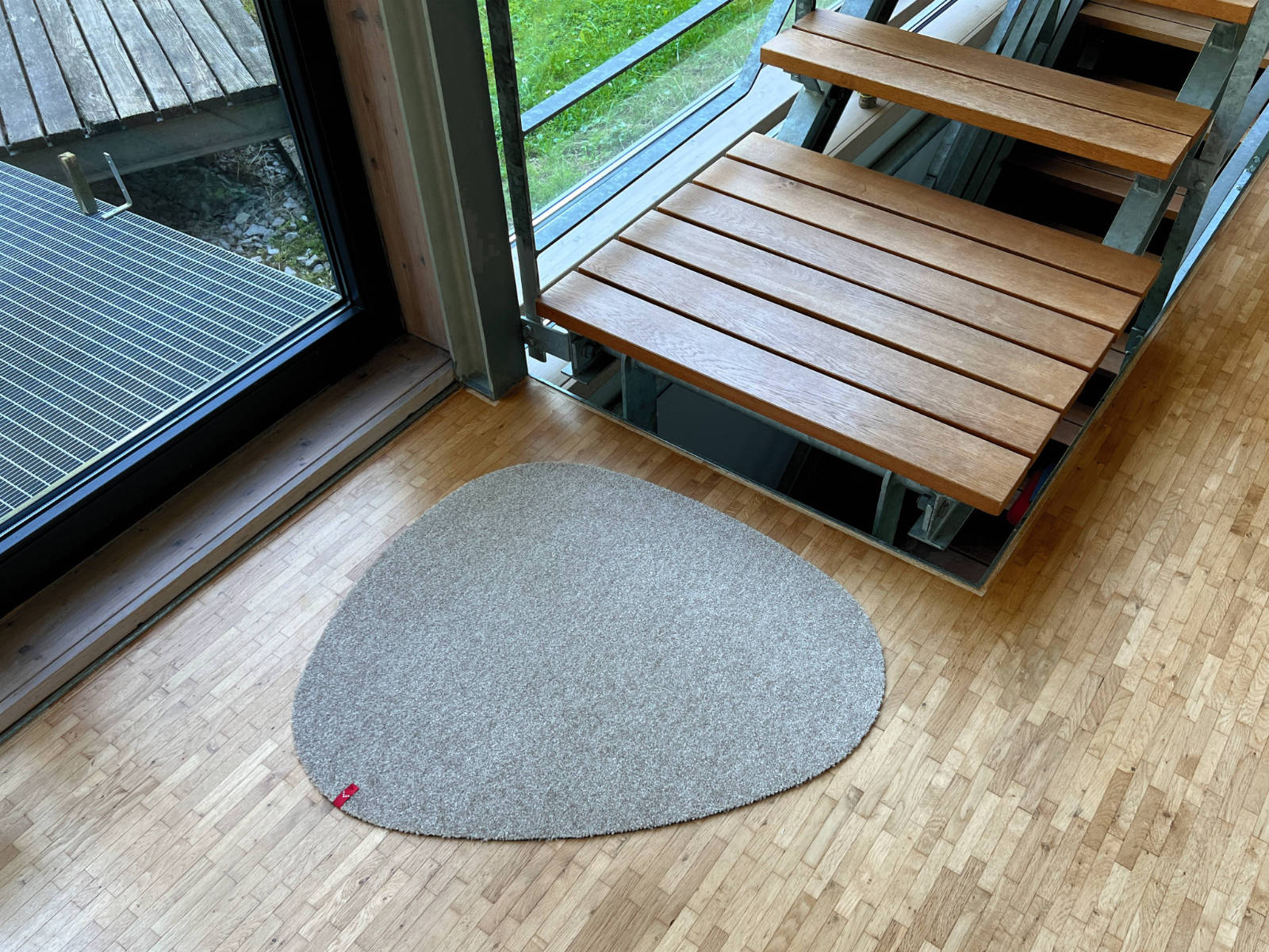 Fußmatte / Schuhabstreifer Kiesel von Keilbach in organischer Form in der Farbe Warmgrau