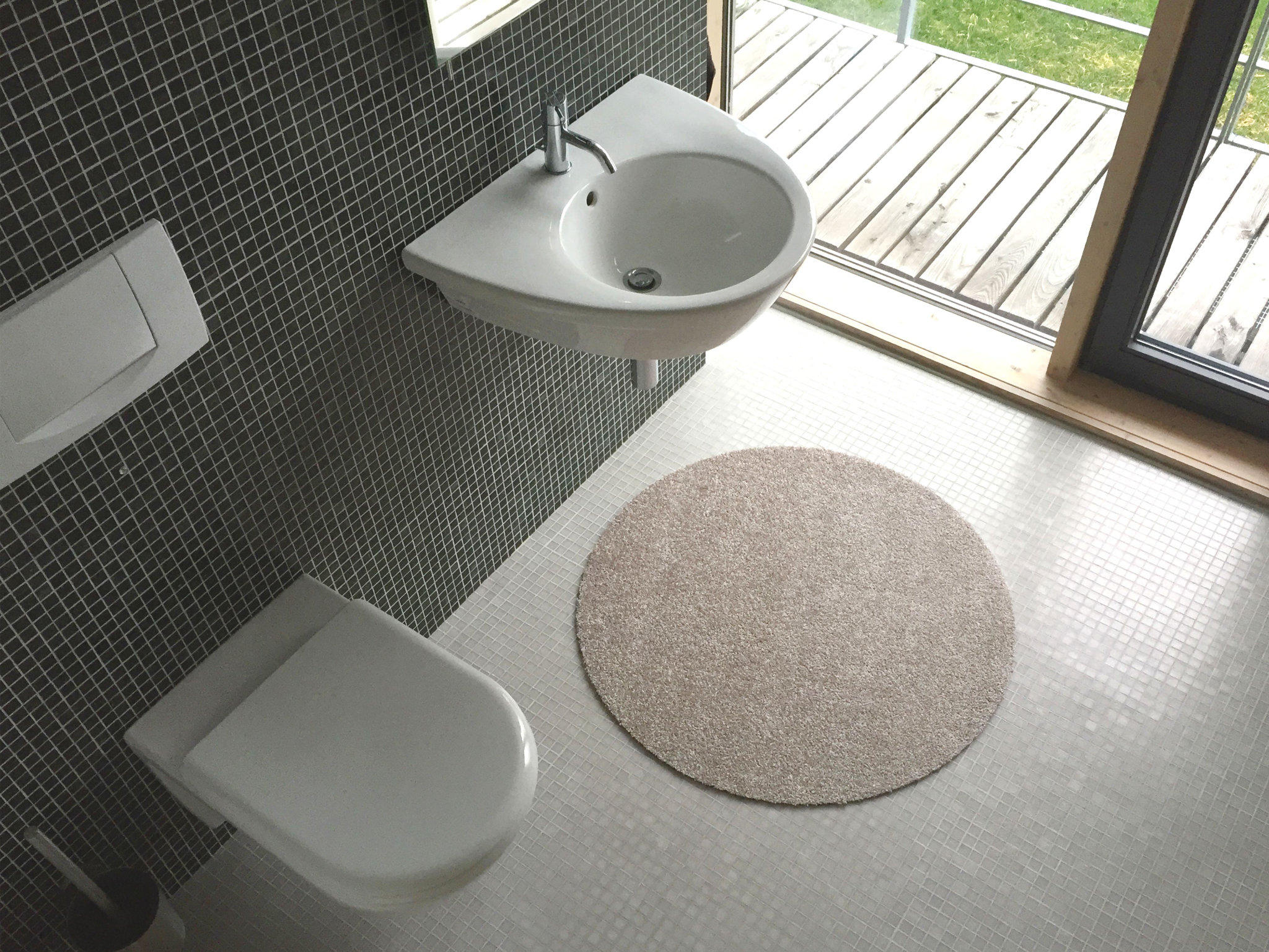 Keilbach runde Fußmatte Point in Teppichoptik im Bad, Farbe Warmgrau