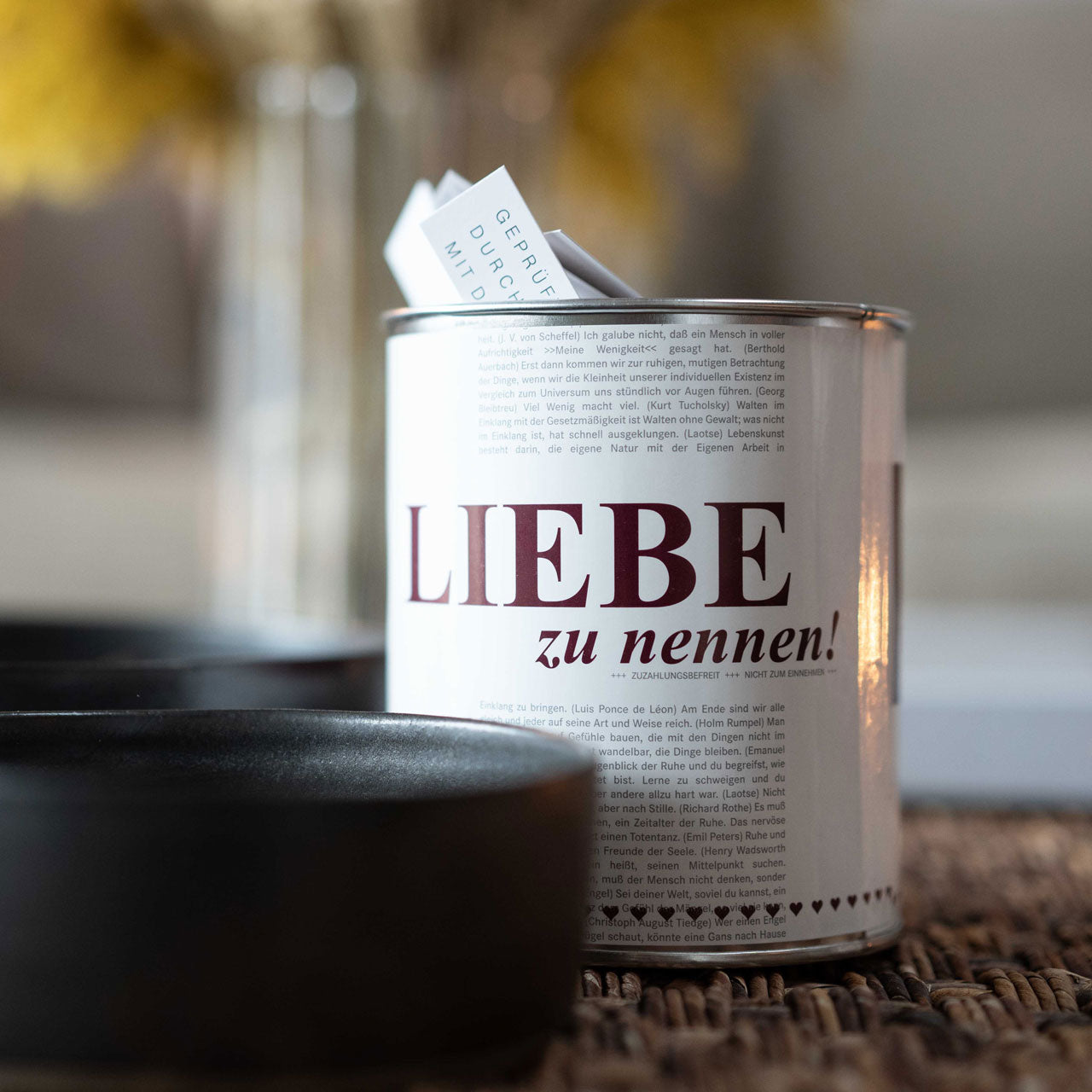 Dose mit bedruckten Zetteln zum Thema Liebe