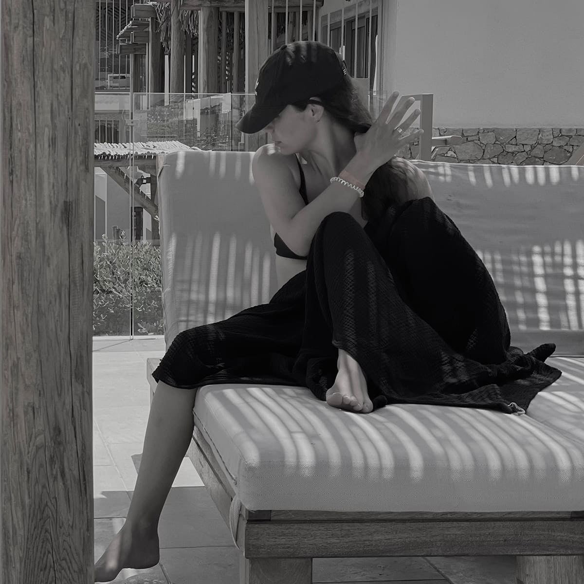 Frau auf Sonnenliege mit Musselin Tuch aus Bio-Baumwolle von Seijo