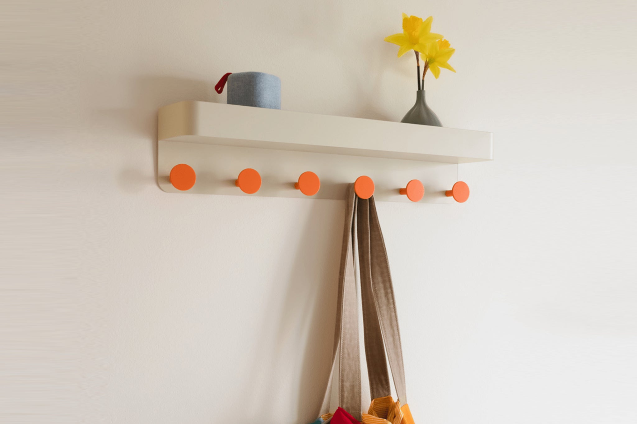 zweifarbige Wandgarderobe mit Ablage von Remember, erhältlich in drei Farbkombinationen