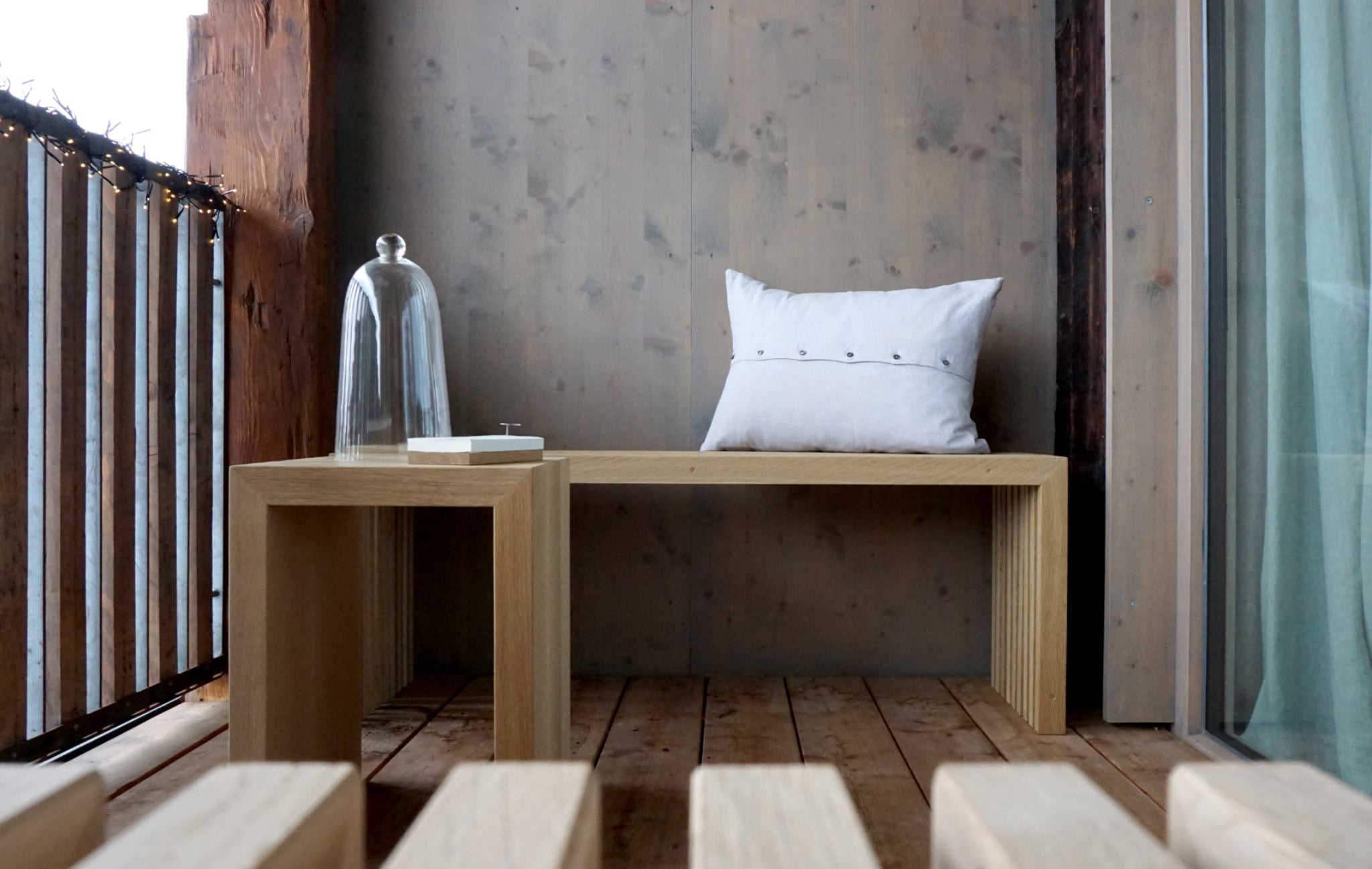 Hocker und Bank aus Holzlamellen von Raumgestalt in Eiche dunkel geölt