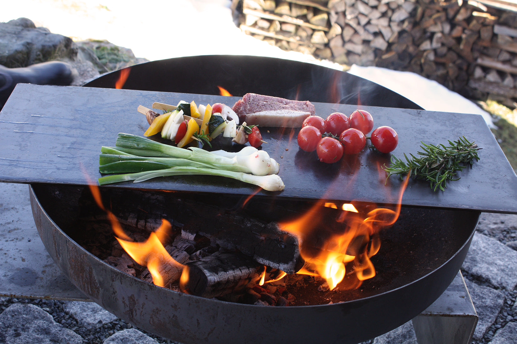 Feuerschale mit Bank aus Rohstahl und Teppanyaki von Raumgestalt