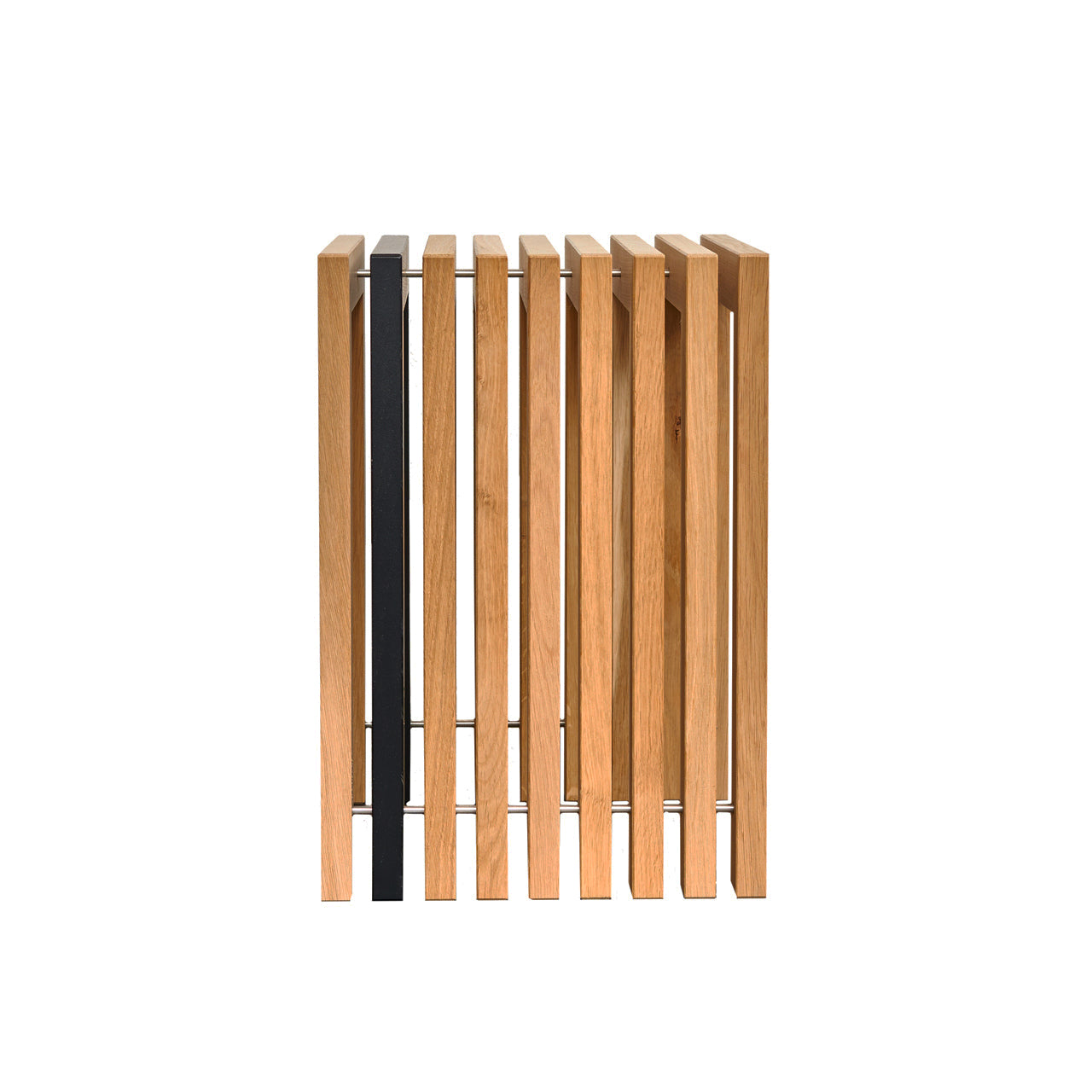 Hocker aus Holzlamellen Eiche geölt mit 1 schwarz lackierten Lamelle von Raumgestalt