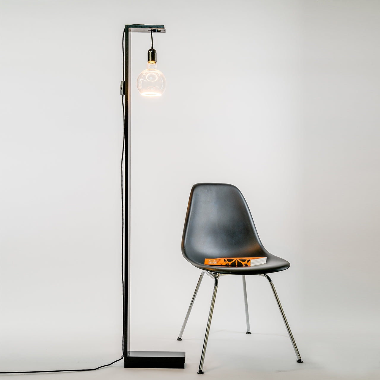 Leuchtenständer Stand aus schwarz gebeizter Eiche von Raumgestalt