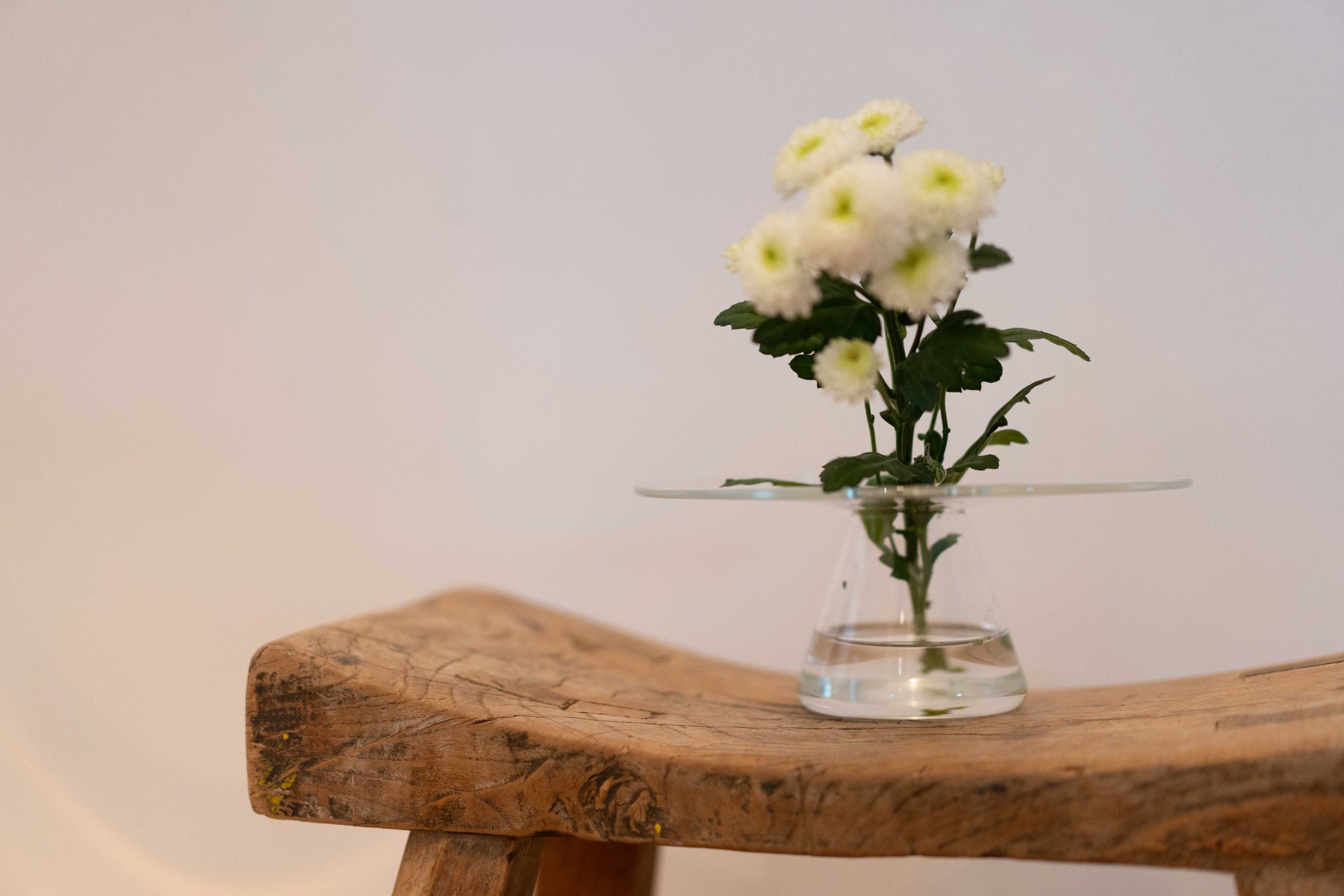 Glasvase Trio von Raumgestalt Größe S mit Blumen