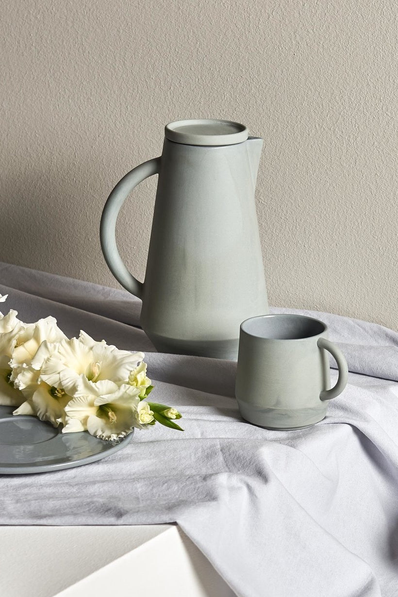 Karaffe mit Deckel und Tasse Unison von Schneid Studio, Keramik