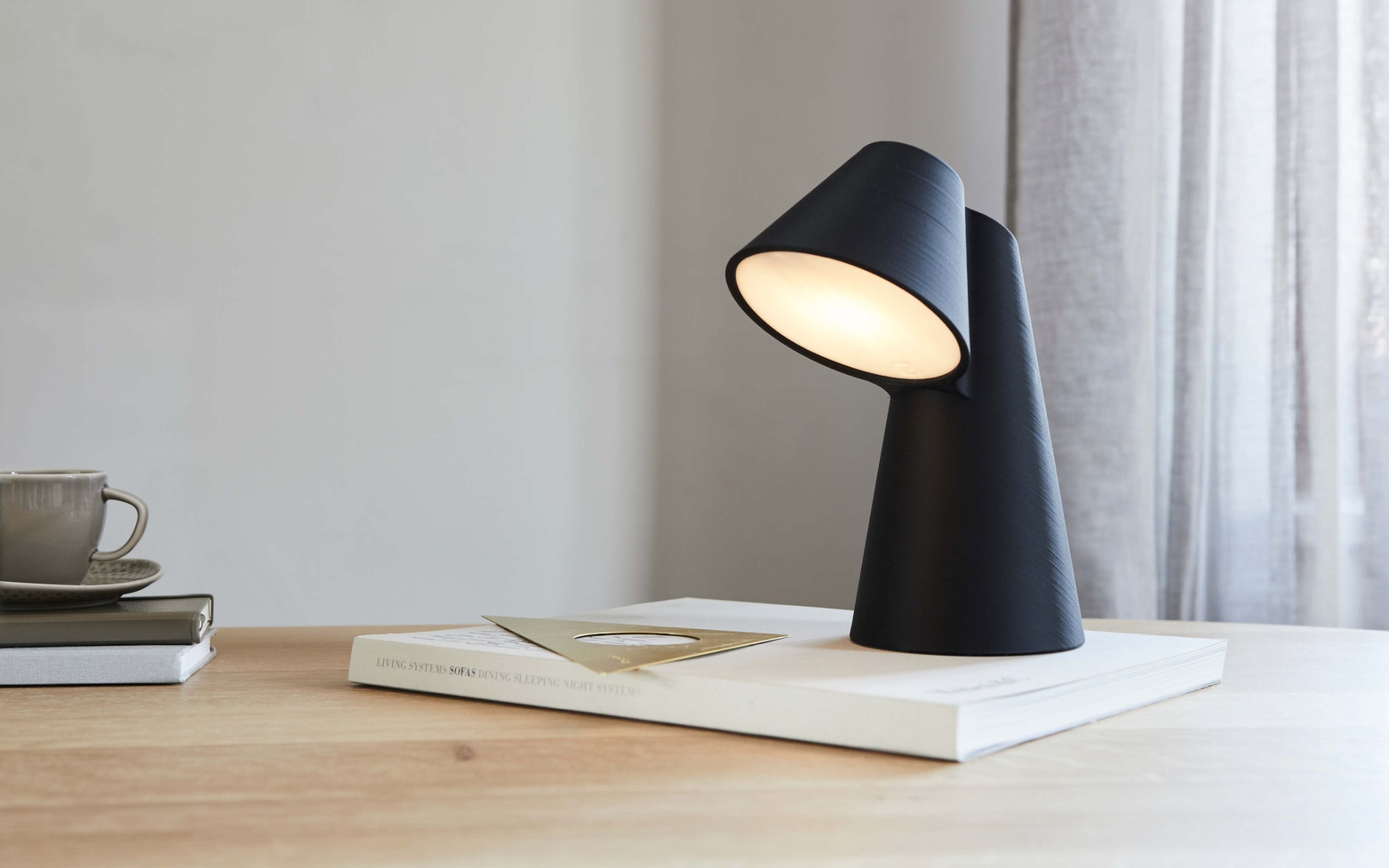 LED Tischleuchte Monk von Recozy, Kunststoff im 3D Druckverfahren, Farbe: Midnight Black