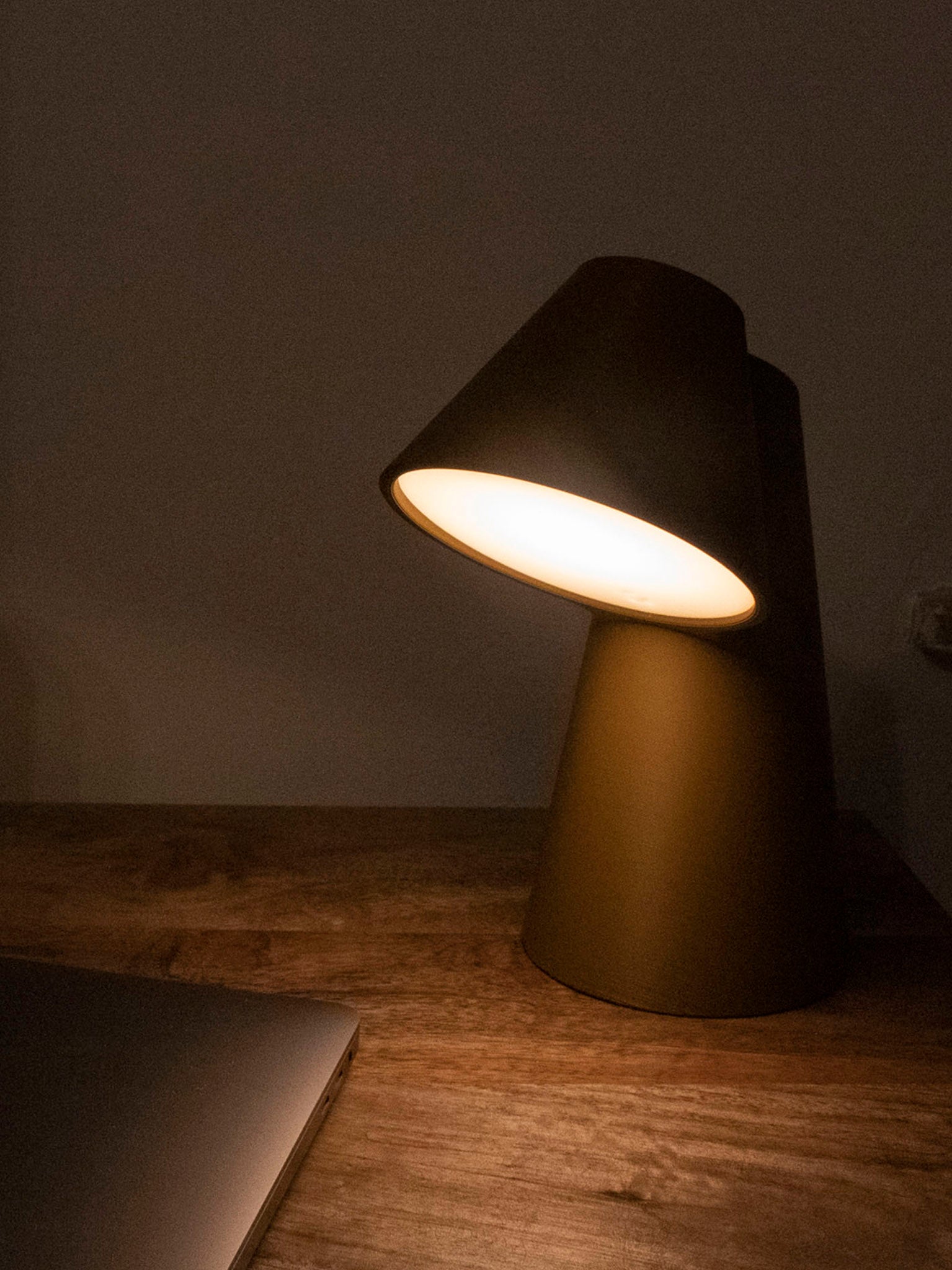 LED Tischleuchte Monk von Recozy, Kunststoff im 3D Druckverfahren, Farbe: Midnight Black