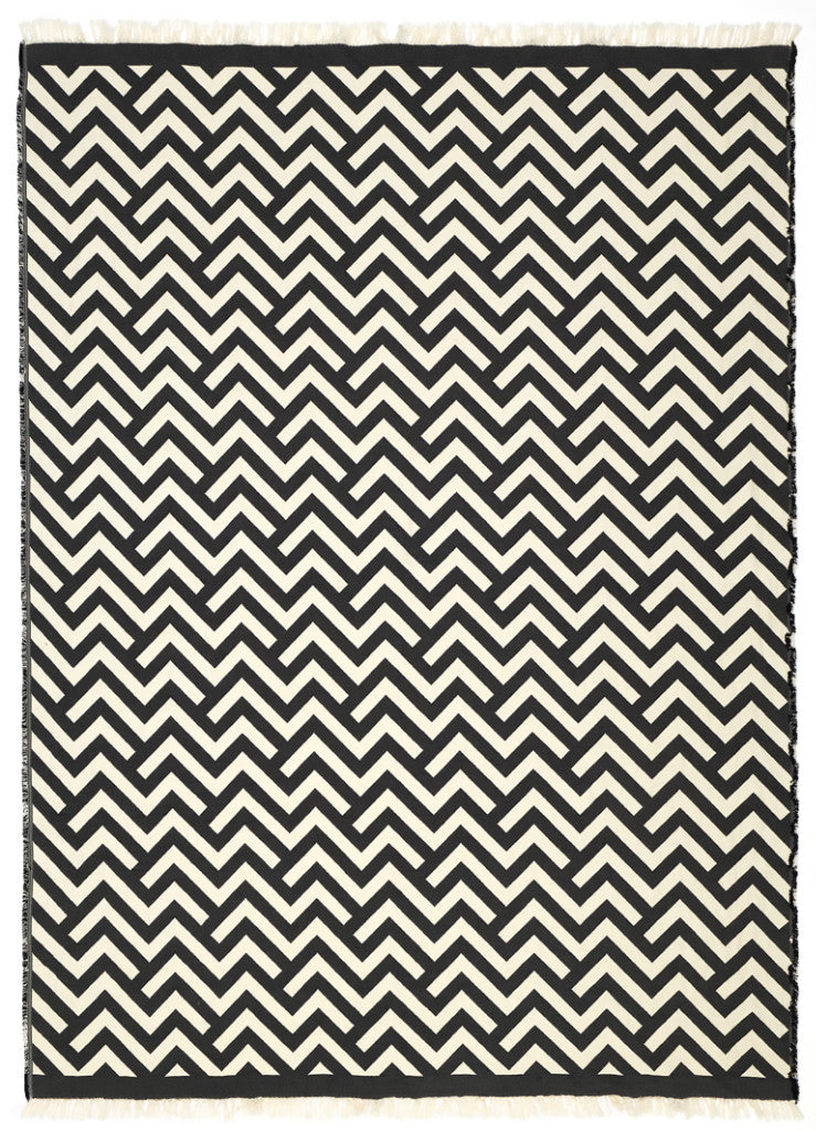 Oslo Baumwoll Decke von Eagle Products im Scandi-Stil mit Zackenmuster in Schwarz-Weiß und weißen Fransen