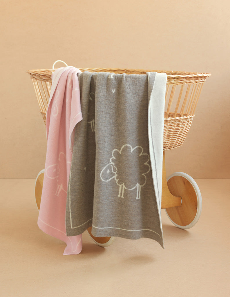 Babydecke Lilly von Eagle Products aus 100 % Merino Schurwolle mit weißen Schafen