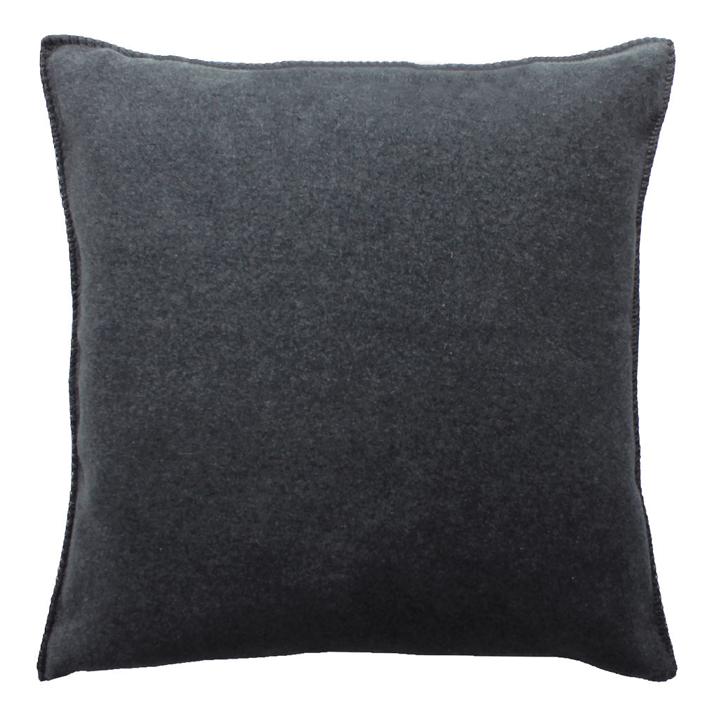 Fleece Kissen Tony quadratisch von Eagle Plaids in der Farbe Anthrazit