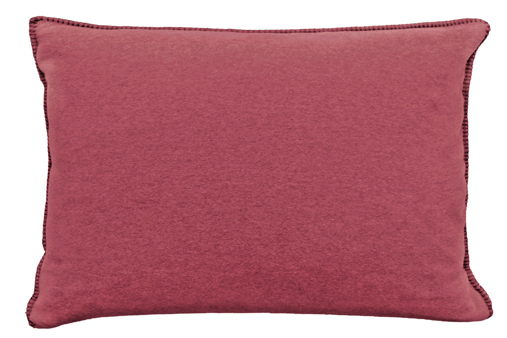 Fleece Kissen Tony rechteckig von Eagle Plaids in der Farbe Cranberry