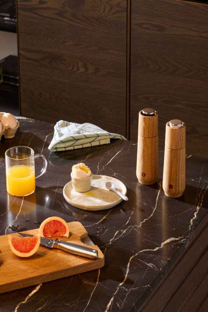 Salz- und Pfeffermühlen Champagne von Crushgrind aus Eiche mit Keramikmahlwerk auf dem Frühstückstisch