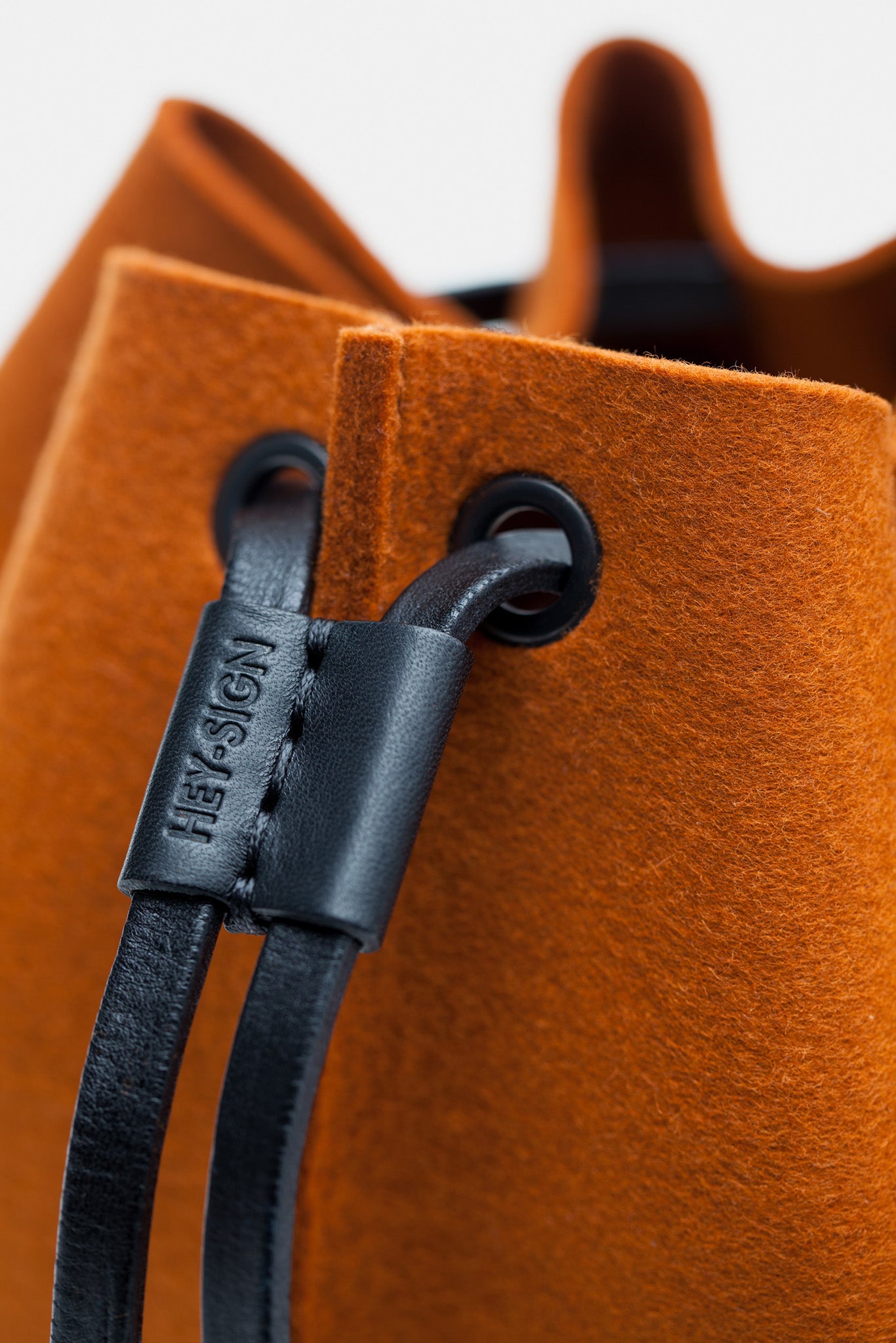 Nahaufnahme von einem Tilda Rucksack  aus Wollfilz von Hey-Sign mit schwarzem Lederriemen