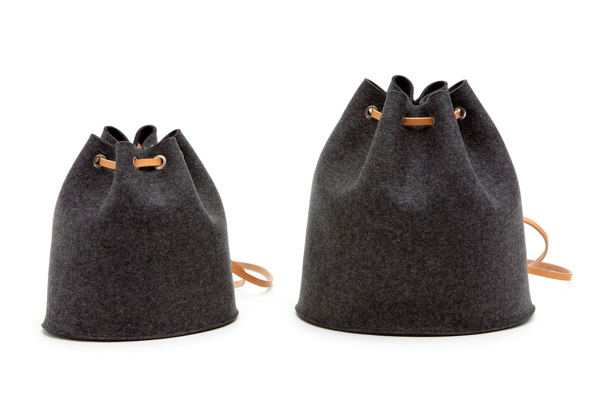 Rucksack Tilda aus Wollfilz von Hey-Sign mit naturfarbenen Lederriemen, Farbe Anthrazit in den Größen S und M