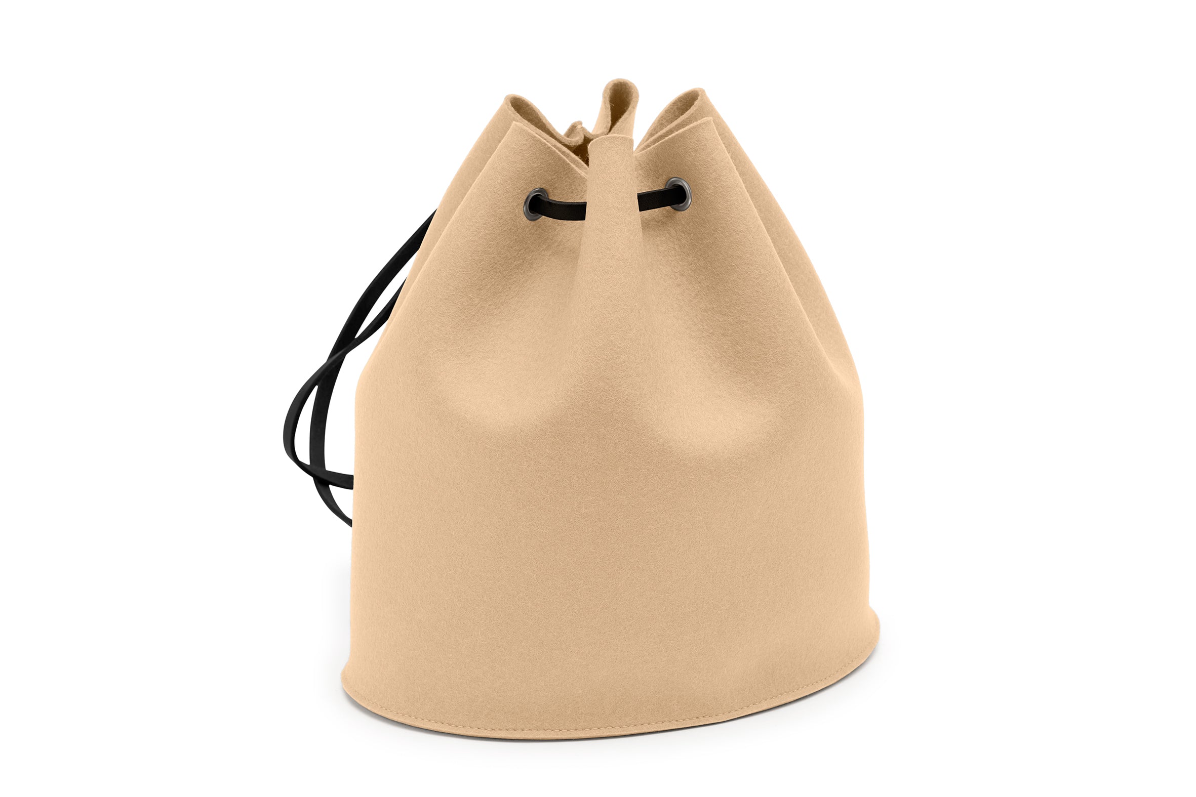 Rucksack Tilda aus Wollfilz von Hey-Sign in der Größe M mit schwarzen Lederriemen, Farbe Karamell