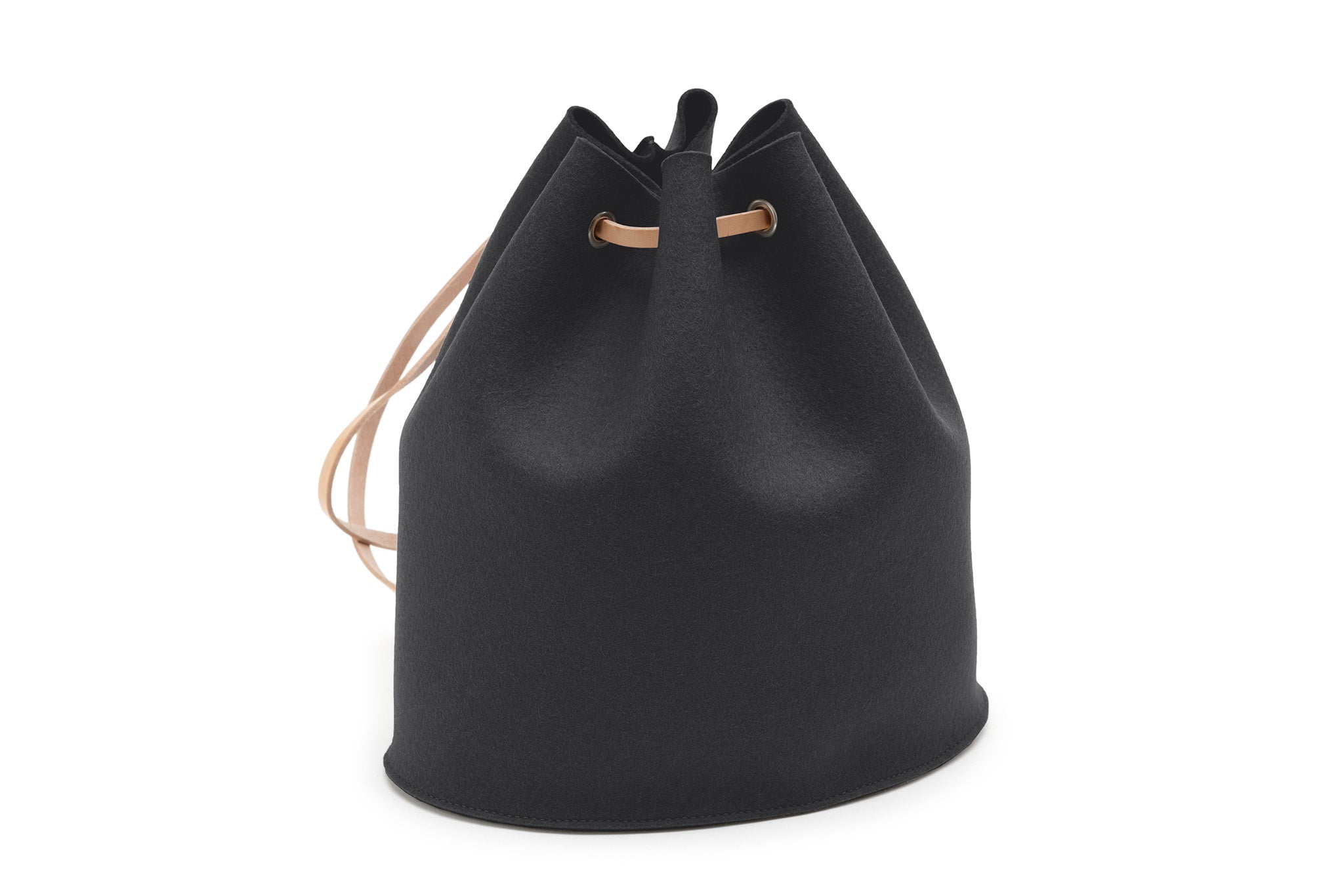 Rucksack Tilda aus Wollfilz von Hey-Sign in der Größe M mit naturfarbenen Lederriemen, Farbe Schwarz
