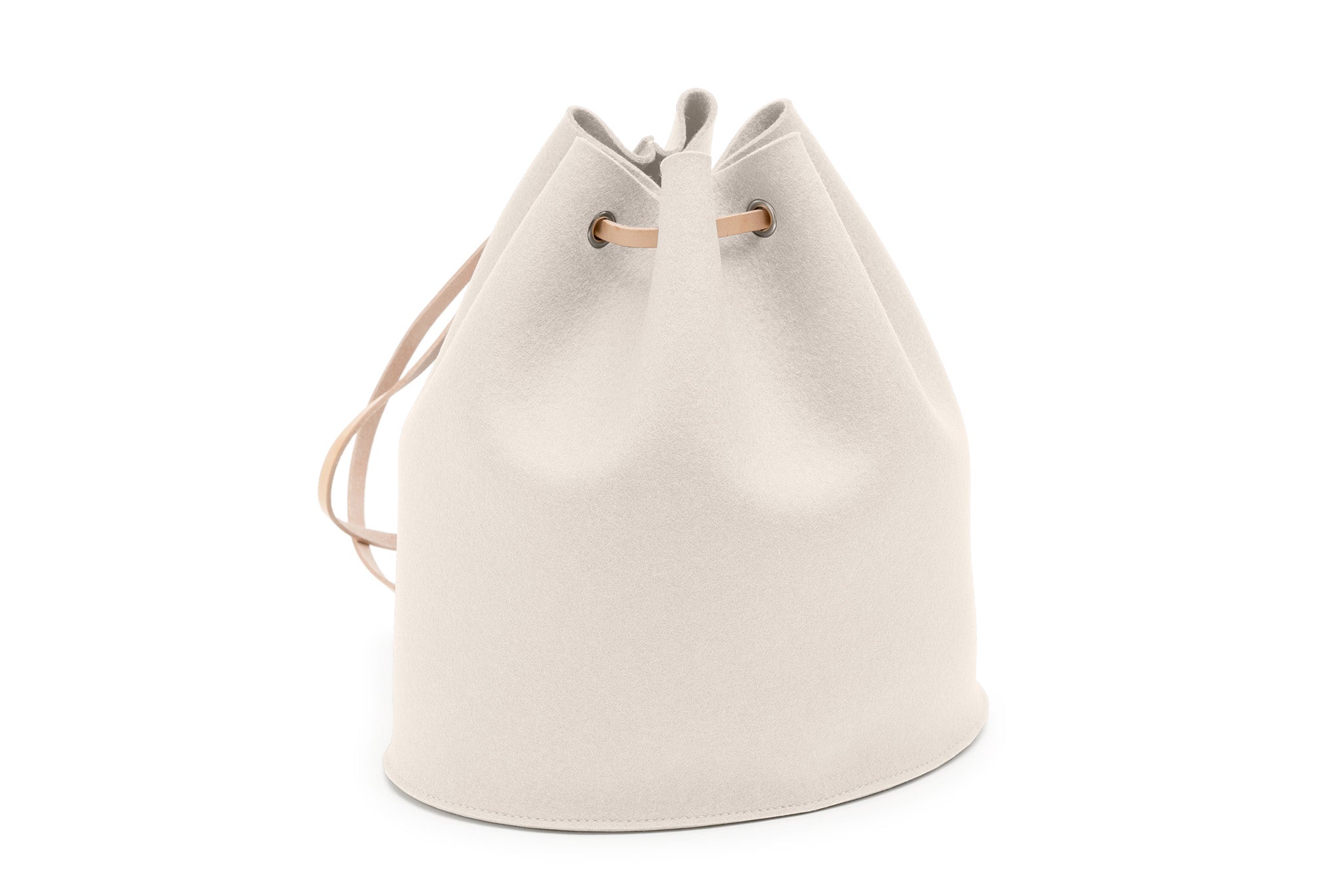 Rucksack Tilda aus Wollfilz von Hey-Sign in der Größe M mit naturfarbenen Lederriemen, Farbe Wollweiß