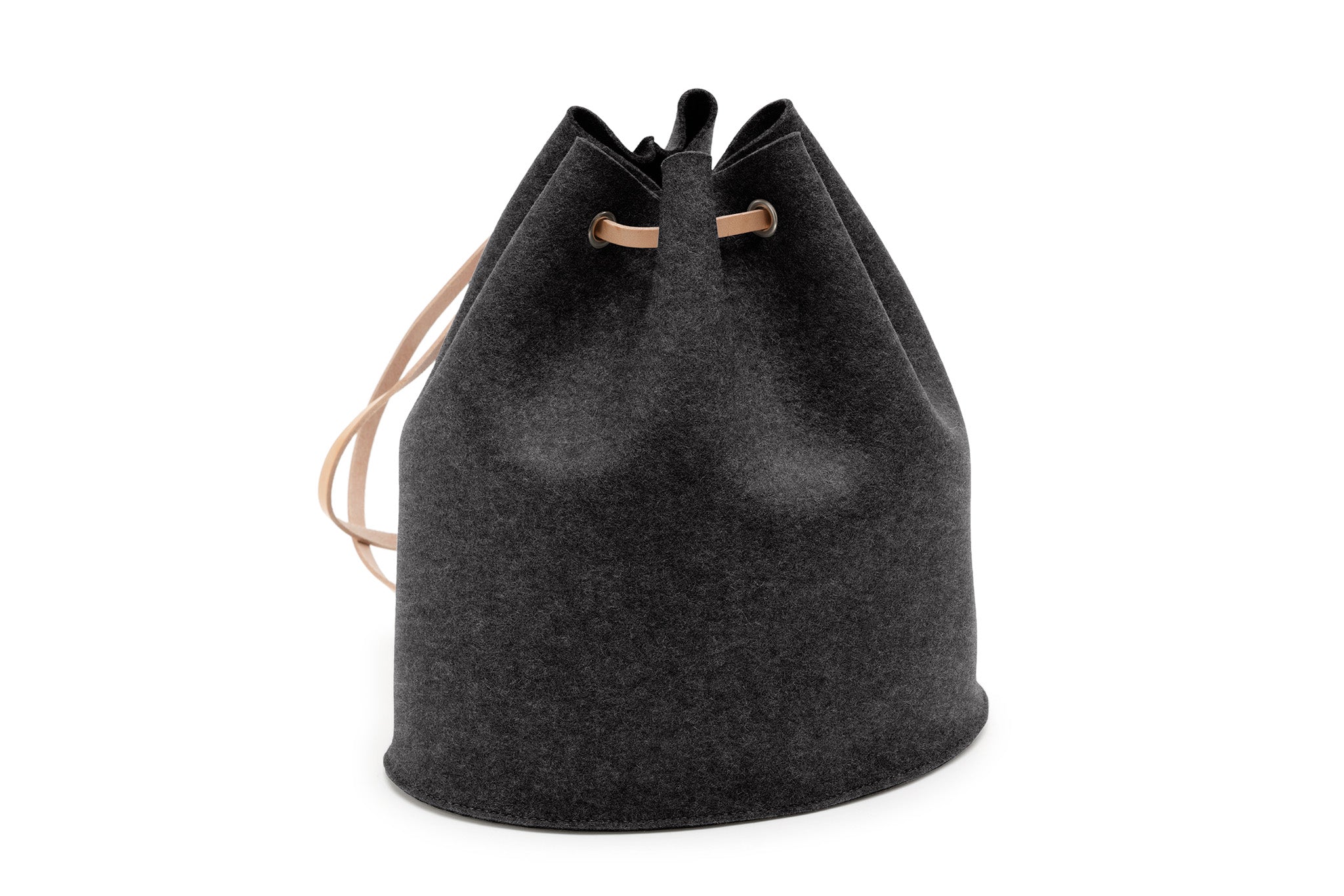Rucksack Tilda aus Wollfilz von Hey-Sign in der Größe M mit naturfarbenen Lederriemen, Farbe Graphit