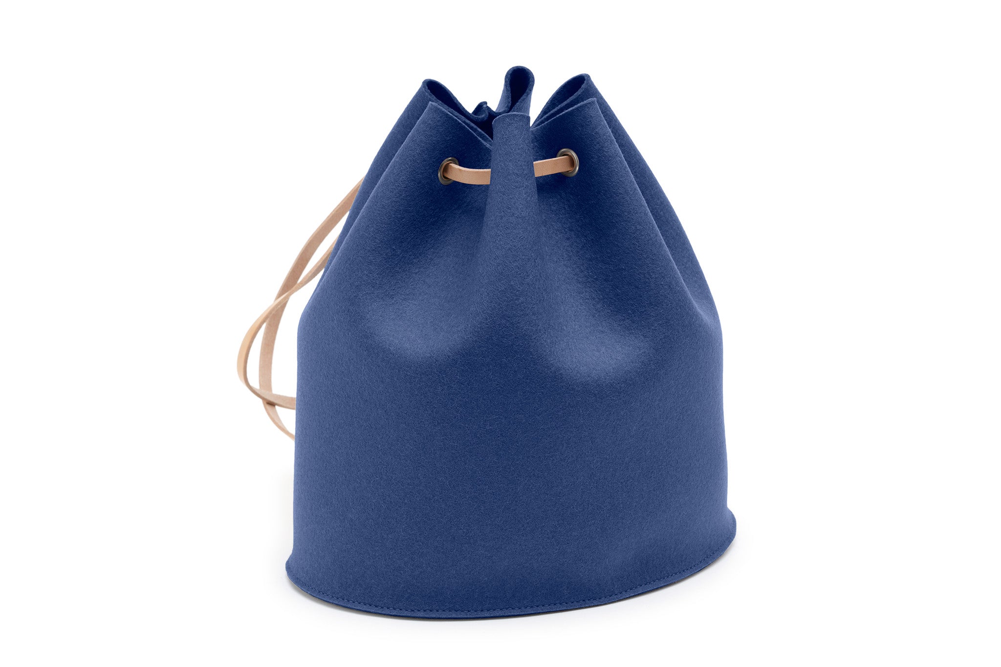 Rucksack Tilda aus Wollfilz von Hey-Sign in der Größe M mit naturfarbenen Lederriemen, Farbe Indigo