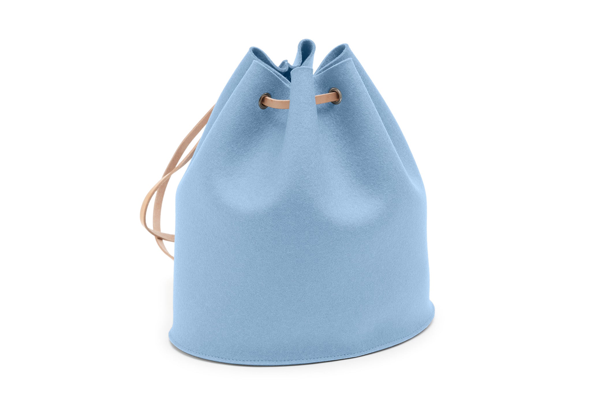 Rucksack Tilda aus Wollfilz von Hey-Sign in der Größe M mit naturfarbenen Lederriemen, Farbe Pastellblau