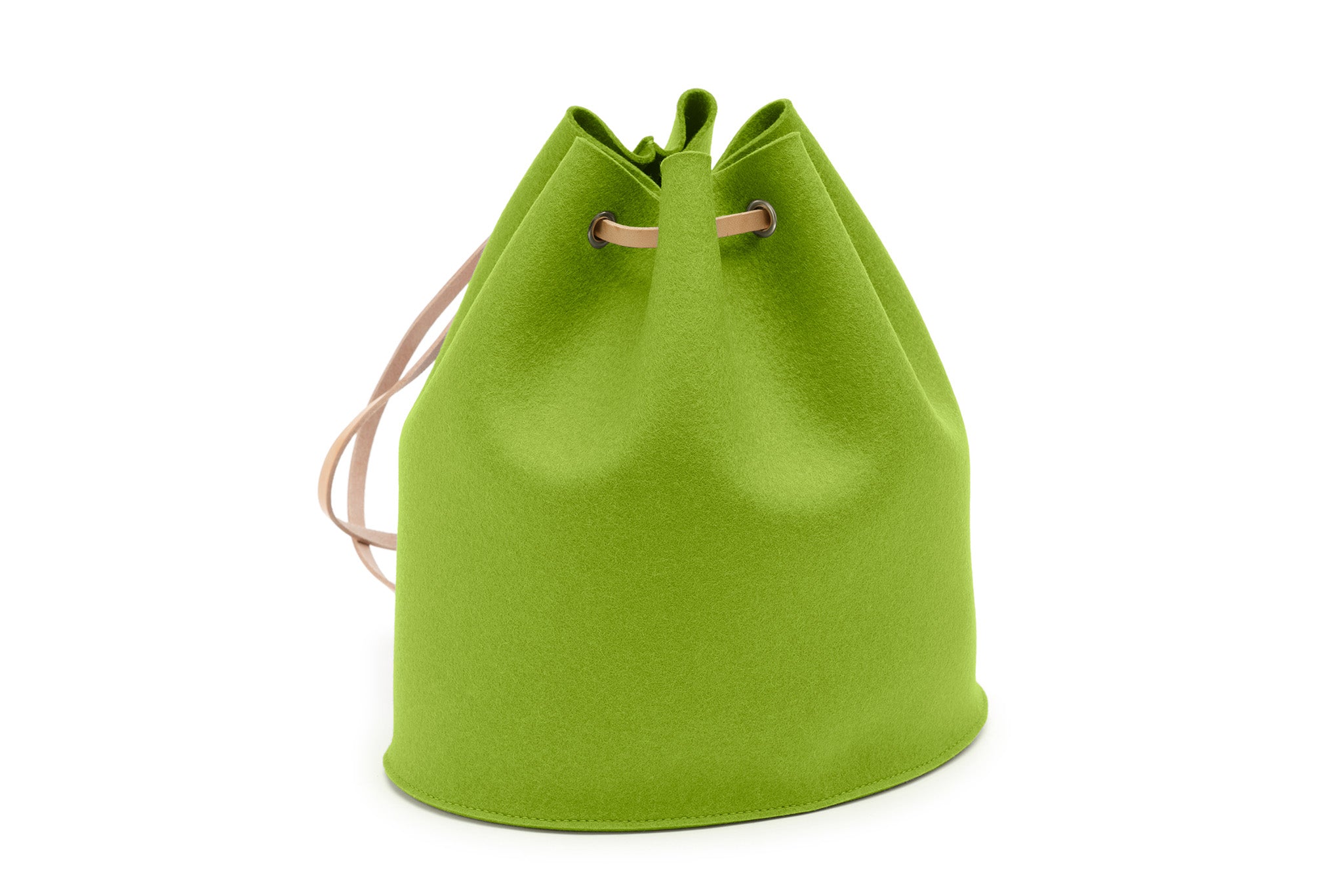 Rucksack Tilda aus Wollfilz von Hey-Sign in der Größe M mit naturfarbenen Lederriemen, Farbe Maigrün