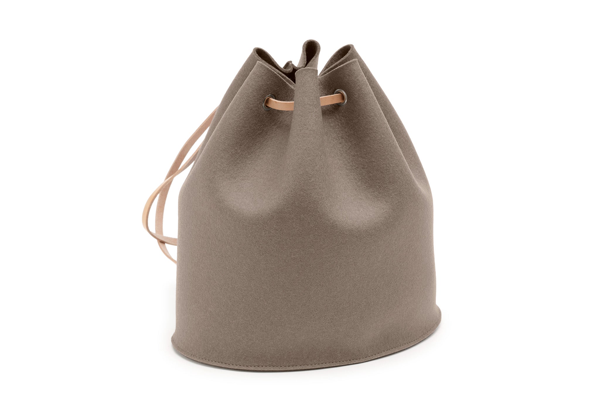 Rucksack Tilda aus Wollfilz von Hey-Sign in der Größe M mit naturfarbenen Lederriemen, Farbe Taupe