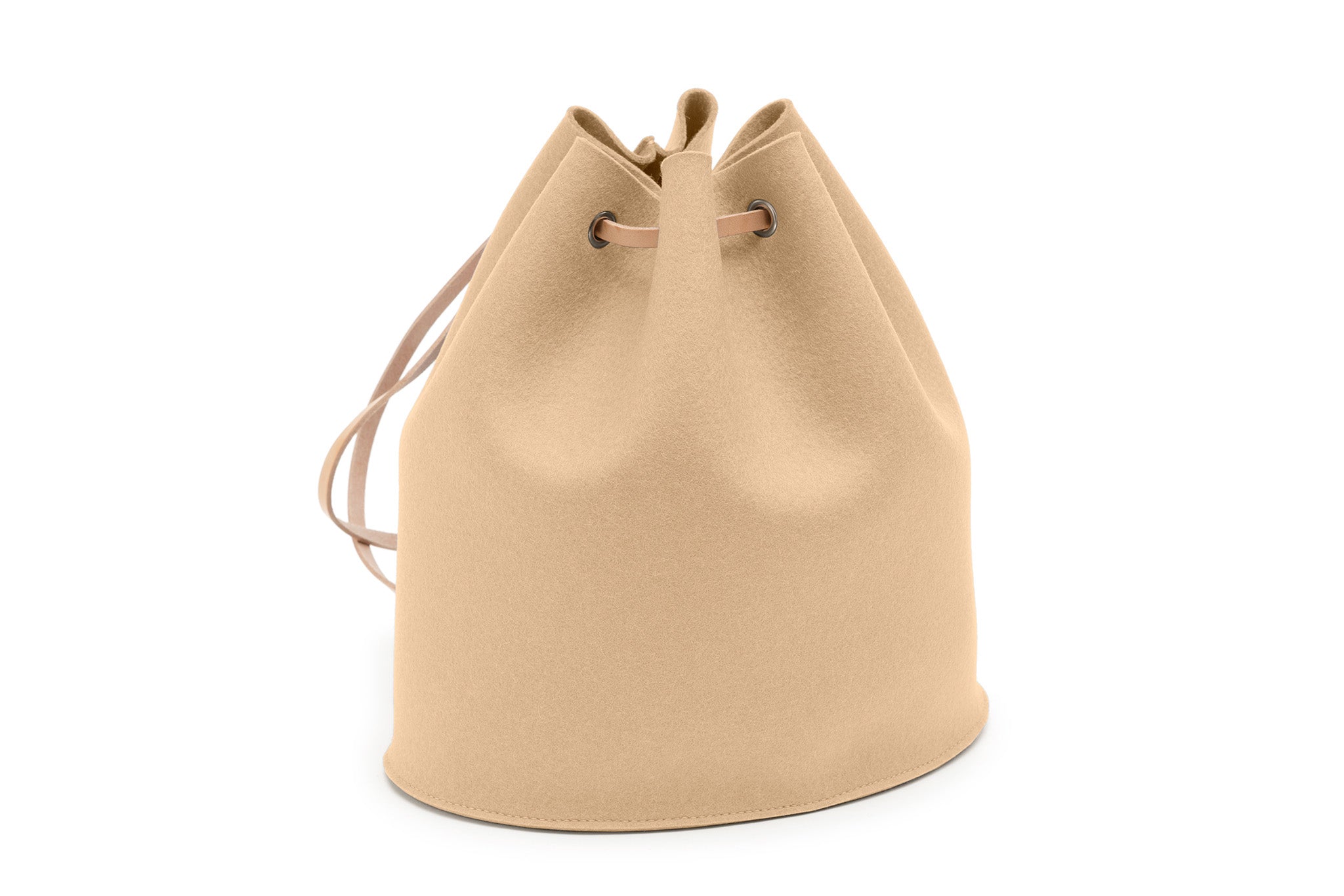 Rucksack Tilda aus Wollfilz von Hey-Sign in der Größe M mit naturfarbenen Lederriemen, Farbe Karamell